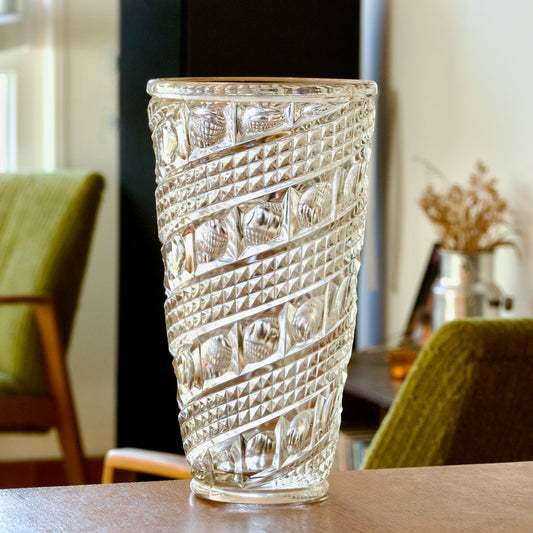 Grand vase en verre épais pressé relief diamants spirales et perles