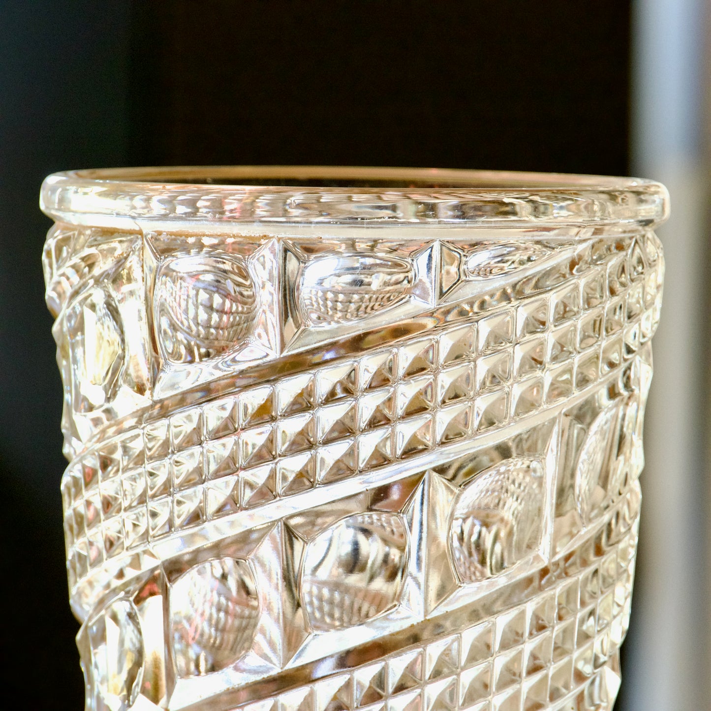 Grand vase en verre épais pressé relief diamants spirales et perles