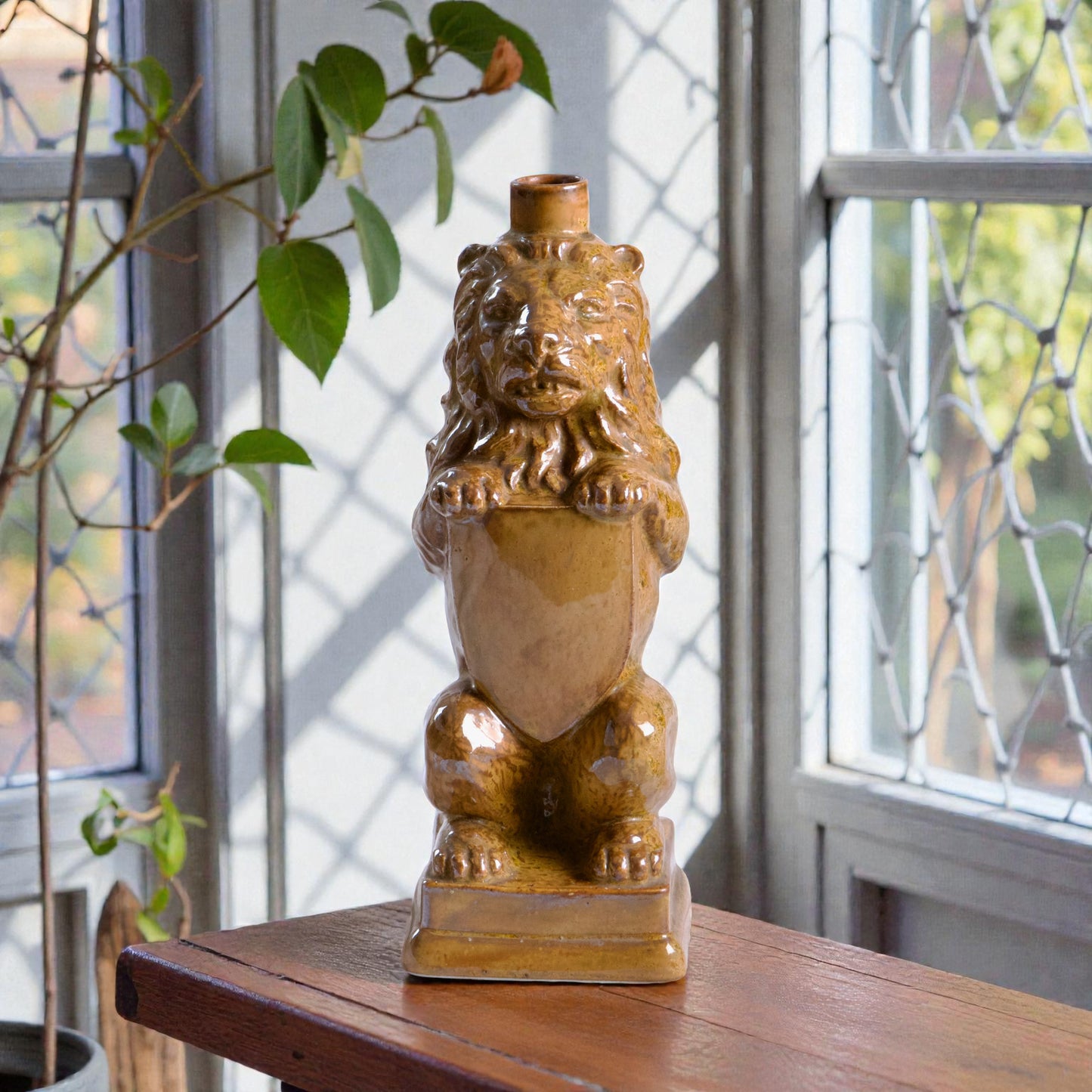 Vase - bouteille zoomorphe Lion en grès émaillé signée Gps