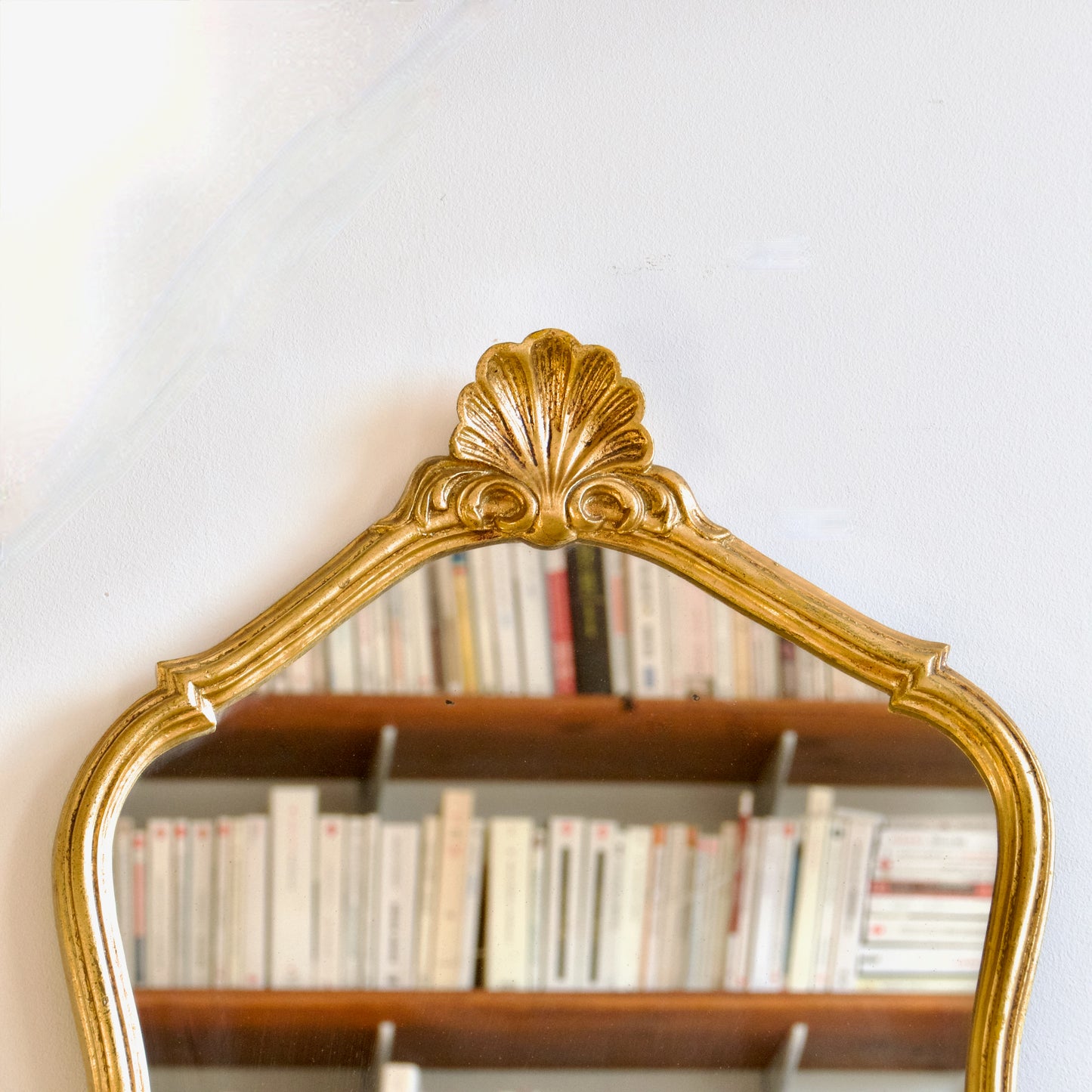 Miroir coquille en bois doré à la feuille d'or