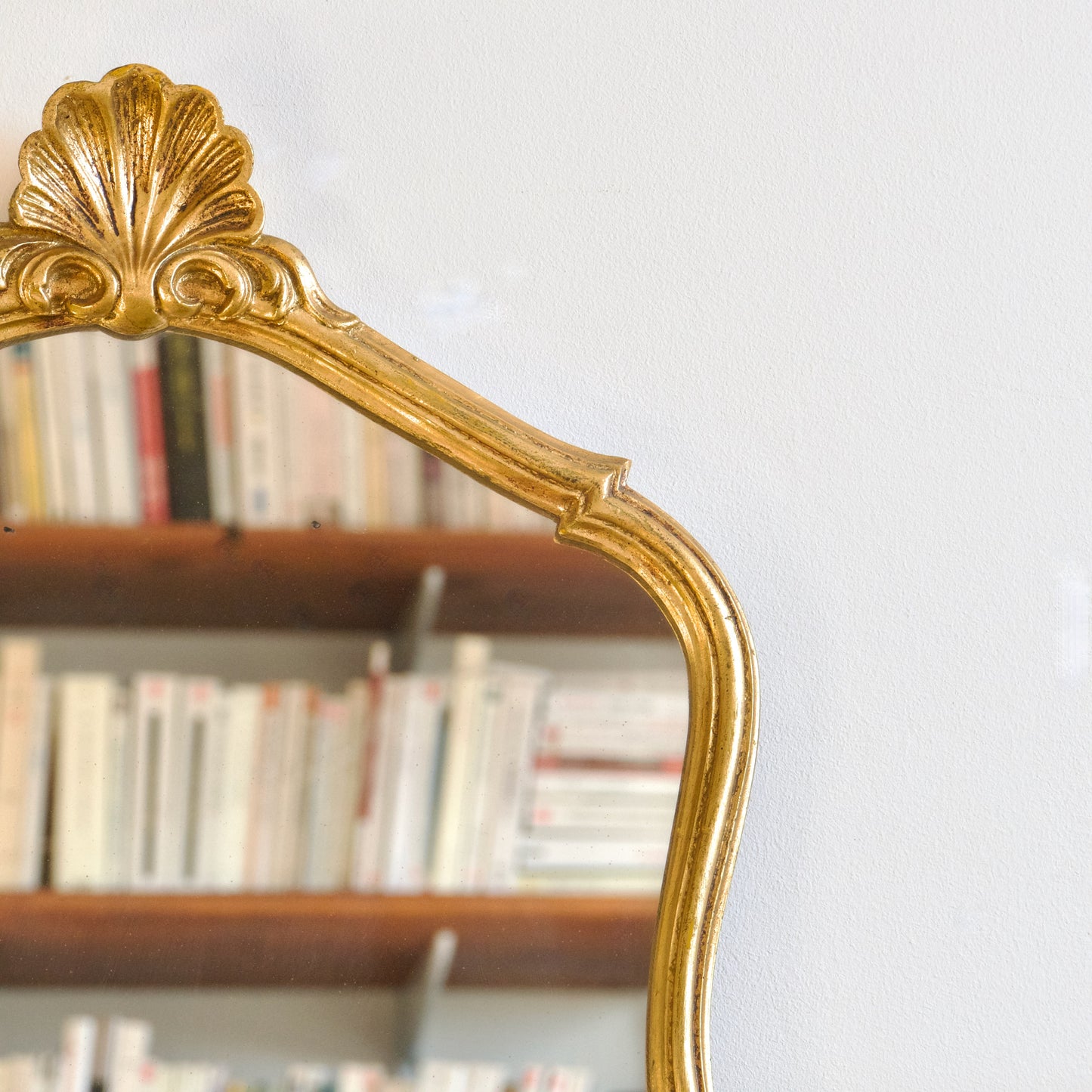 Miroir coquille en bois doré à la feuille d'or