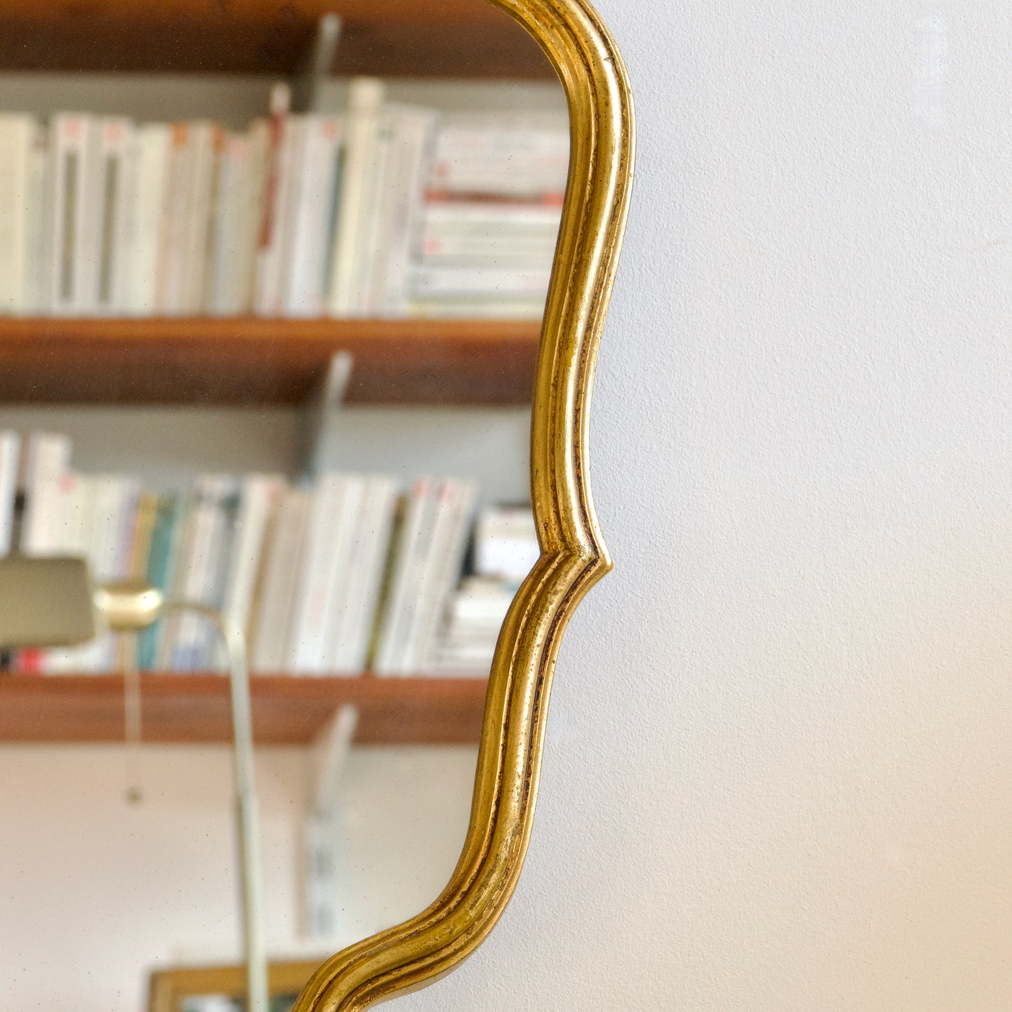 Miroir coquille en bois doré à la feuille d'or