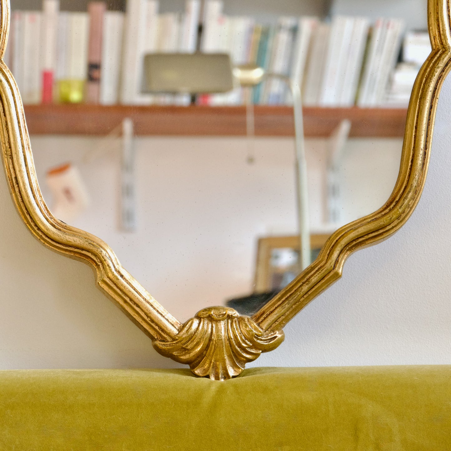 Miroir coquille en bois doré à la feuille d'or