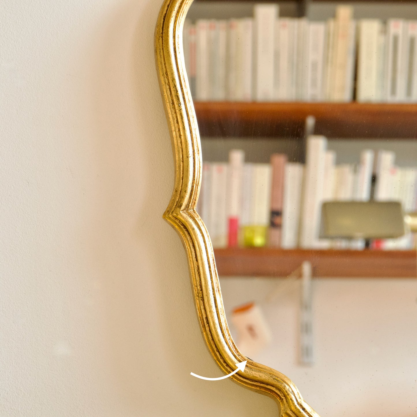 Miroir coquille en bois doré à la feuille d'or