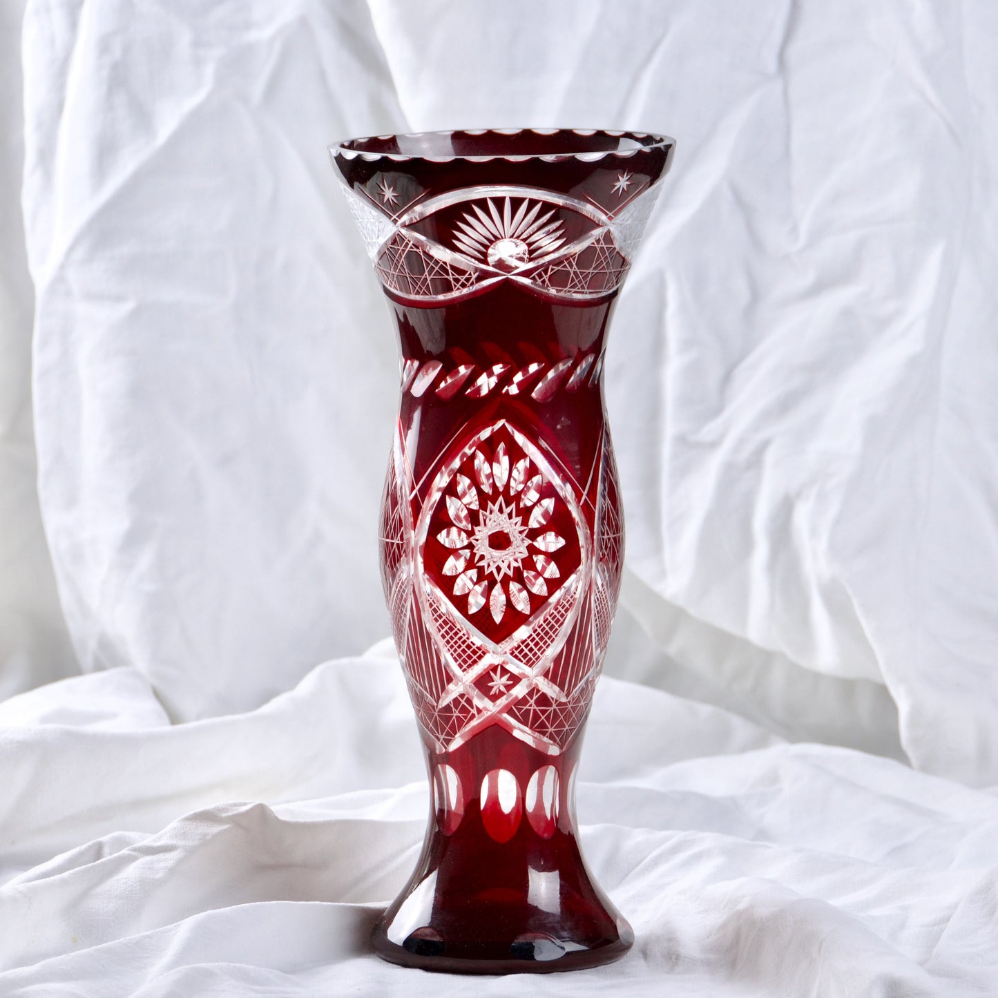 Grand vase ancien en verre taillé de Bohème couleur rubis