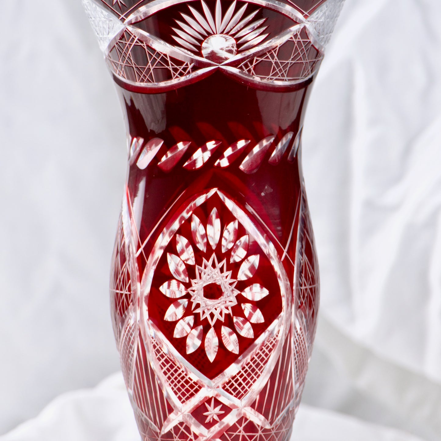 Grand vase ancien en verre taillé de Bohème couleur rubis