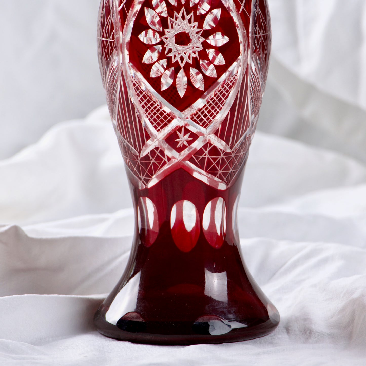 Grand vase ancien en verre taillé de Bohème couleur rubis