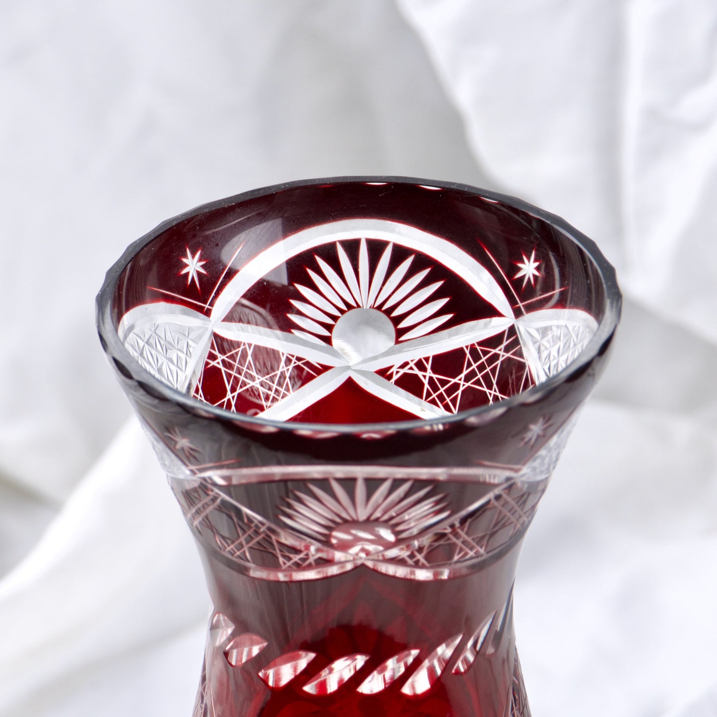 Grand vase ancien en verre taillé de Bohème couleur rubis