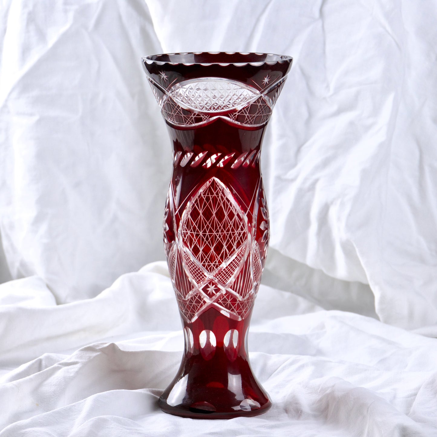 Grand vase ancien en verre taillé de Bohème couleur rubis