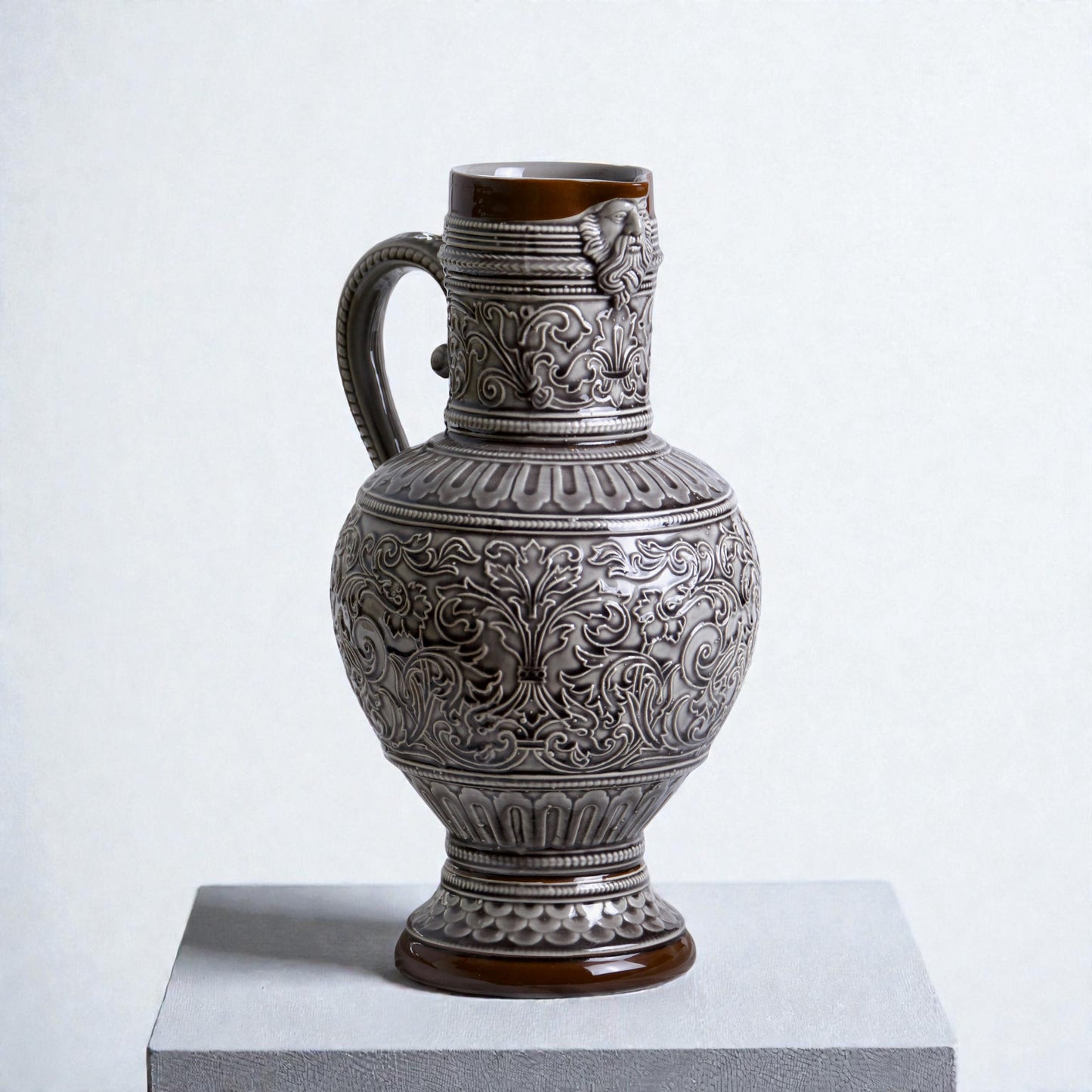 Très grande carafe de 1840 en barbotine arabesques et tête d'homme