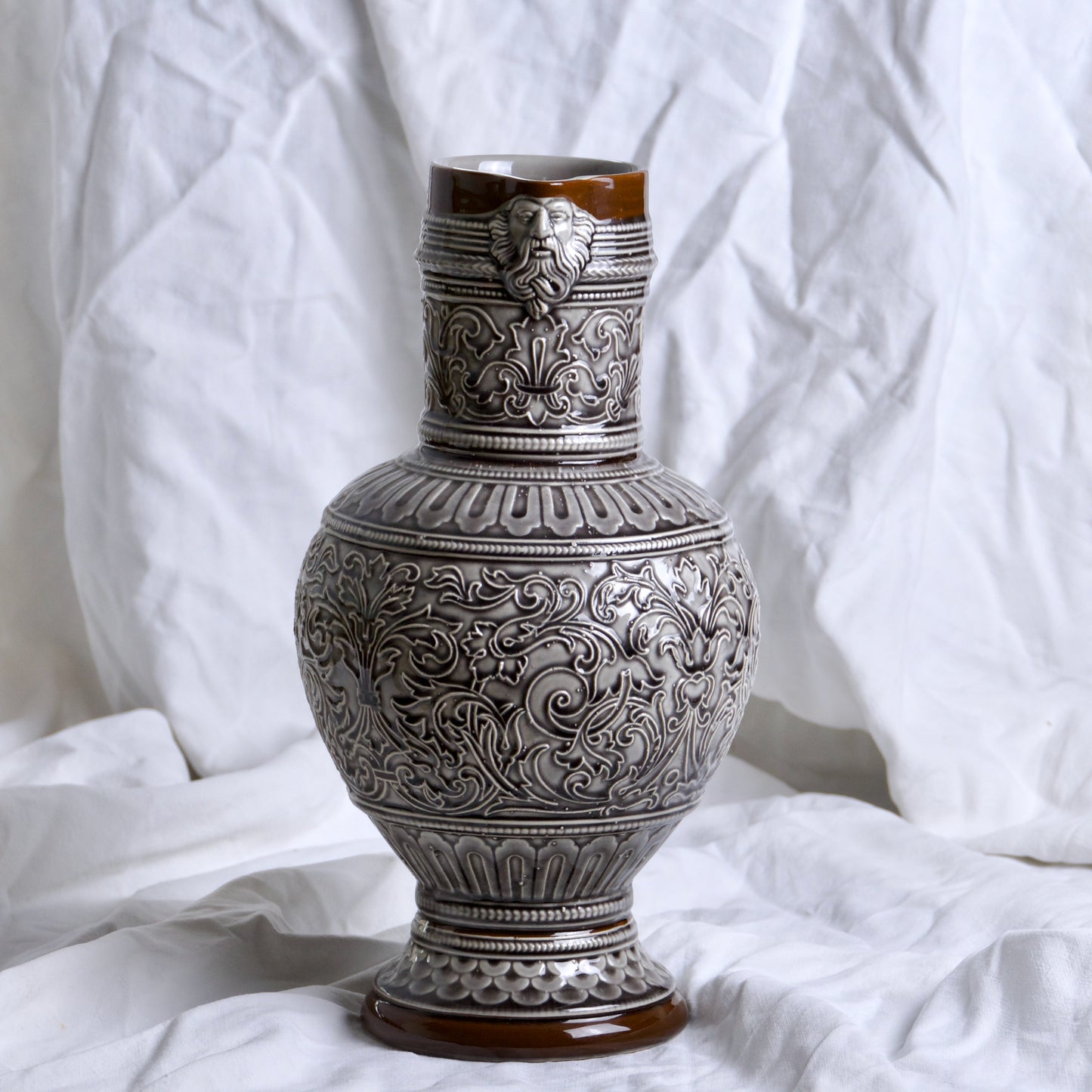 Très grande carafe de 1840 en barbotine arabesques et tête d'homme