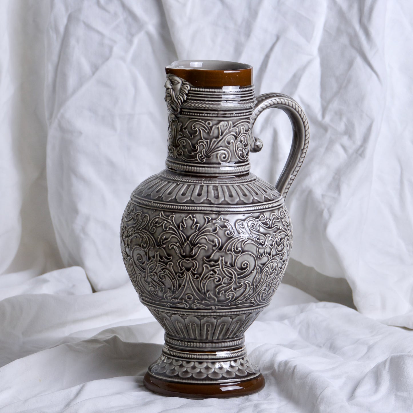 Très grande carafe de 1840 en barbotine arabesques et tête d'homme
