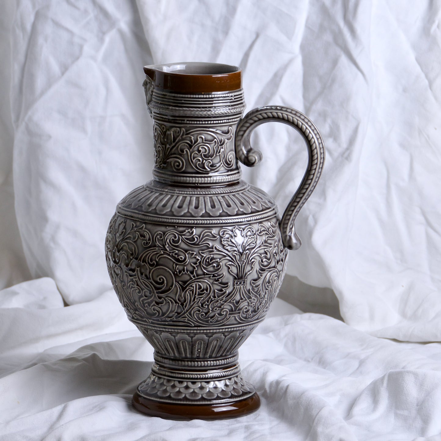 Très grande carafe de 1840 en barbotine arabesques et tête d'homme