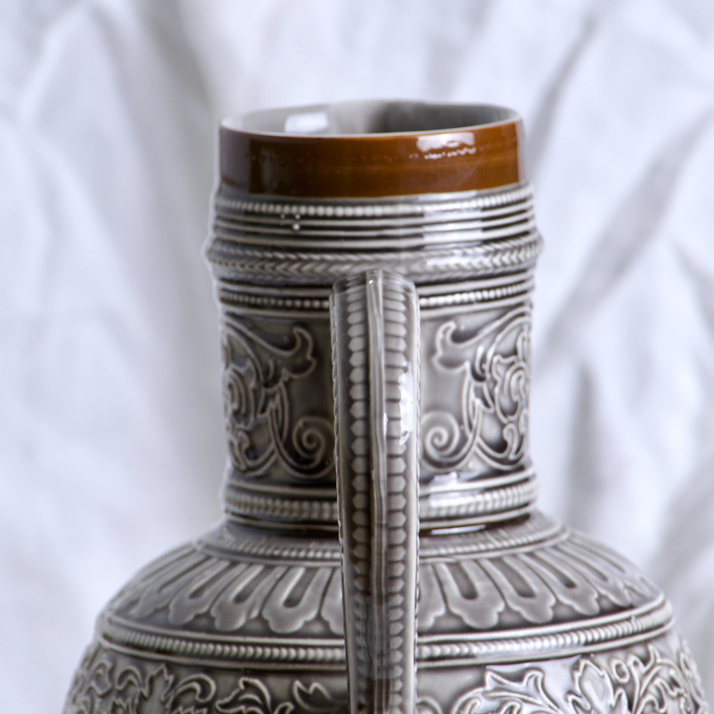 Très grande carafe de 1840 en barbotine arabesques et tête d'homme