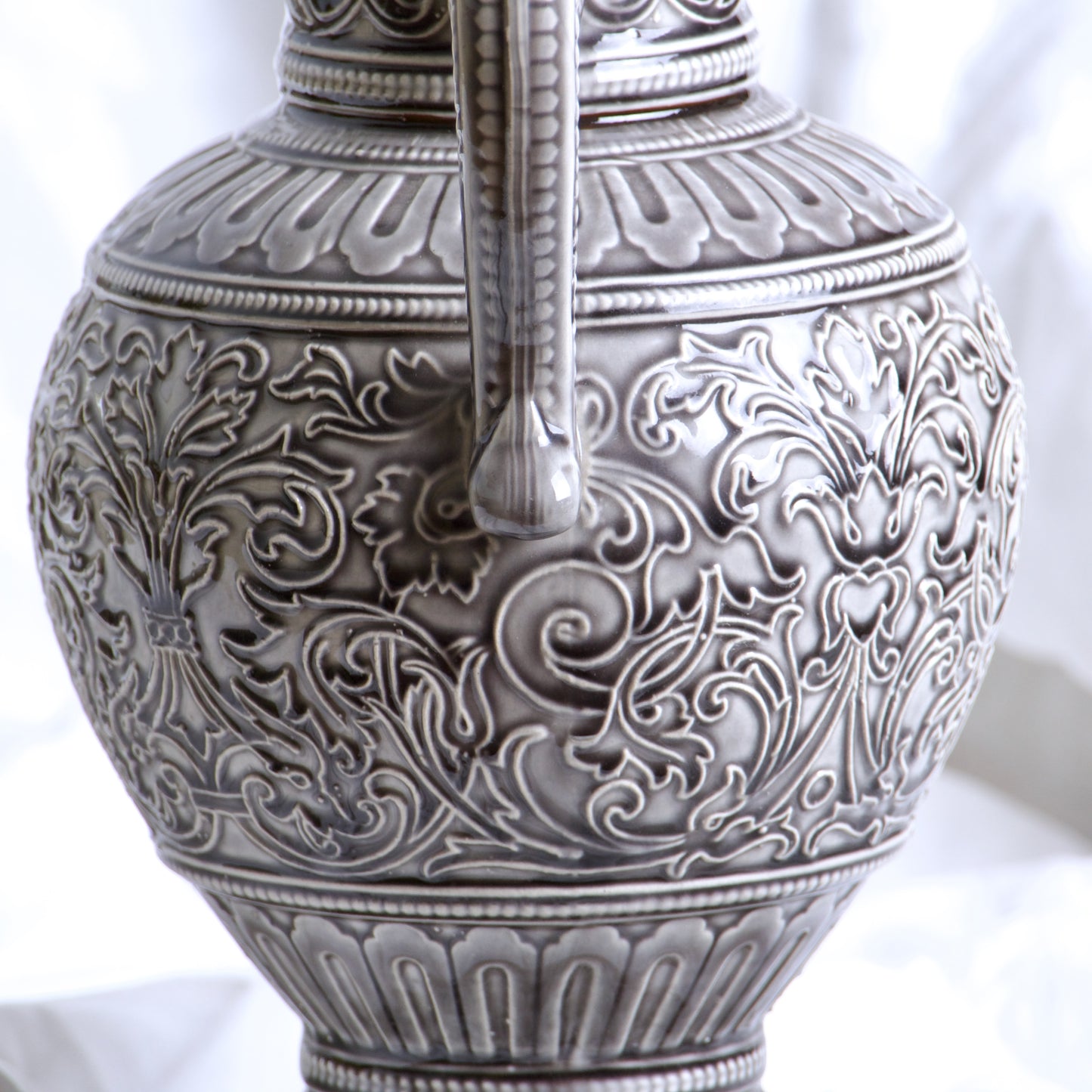 Très grande carafe de 1840 en barbotine arabesques et tête d'homme