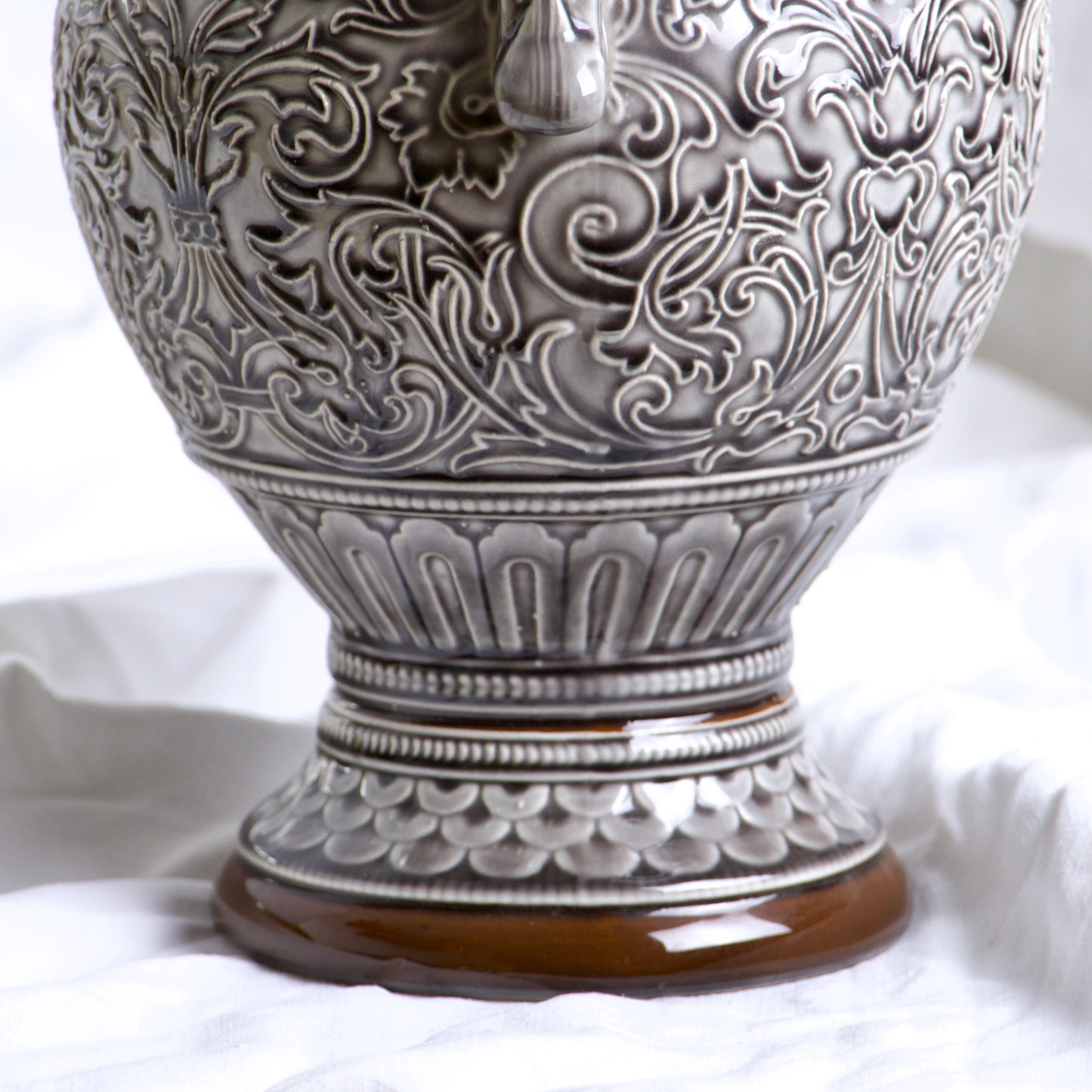 Très grande carafe de 1840 en barbotine arabesques et tête d'homme