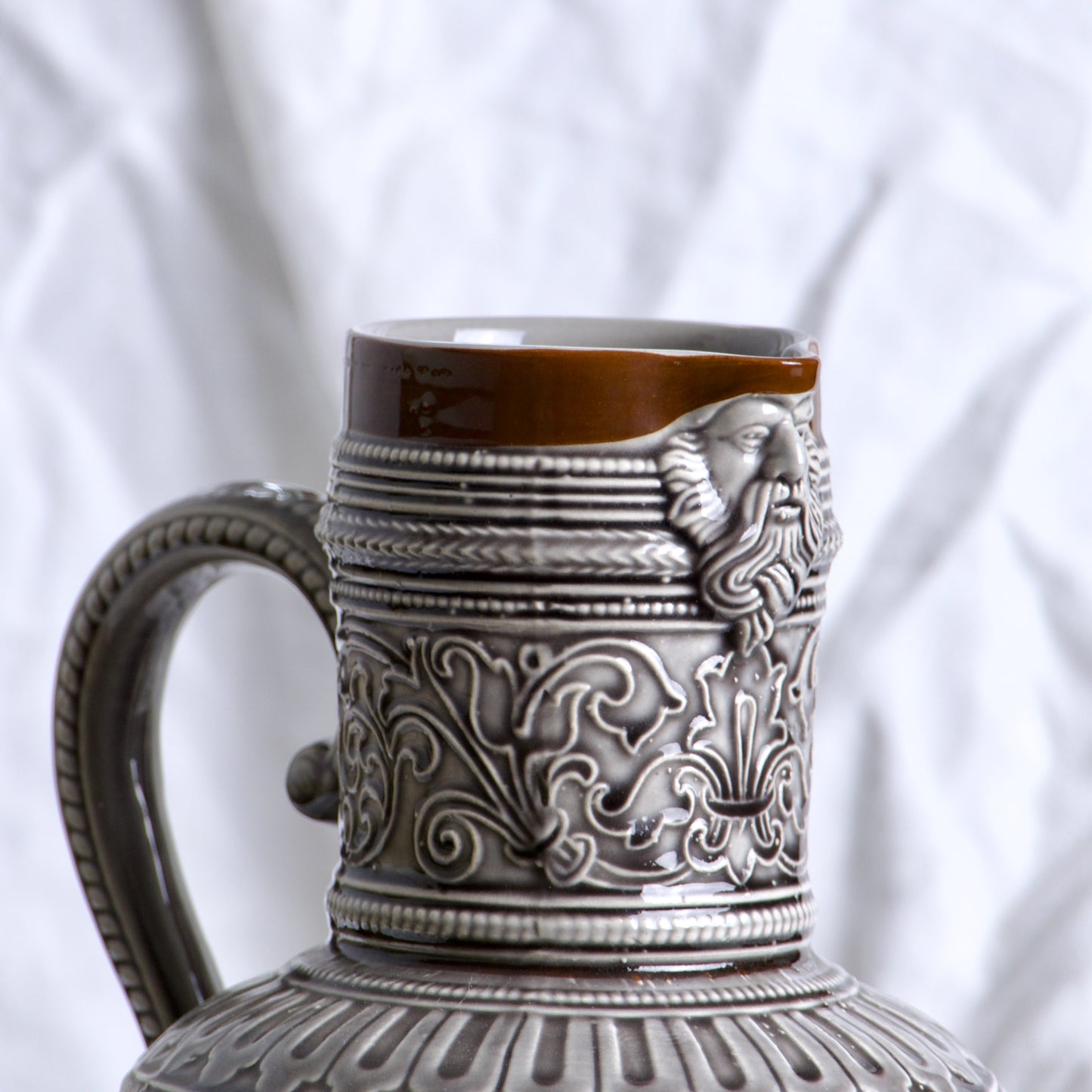 Très grande carafe de 1840 en barbotine arabesques et tête d'homme