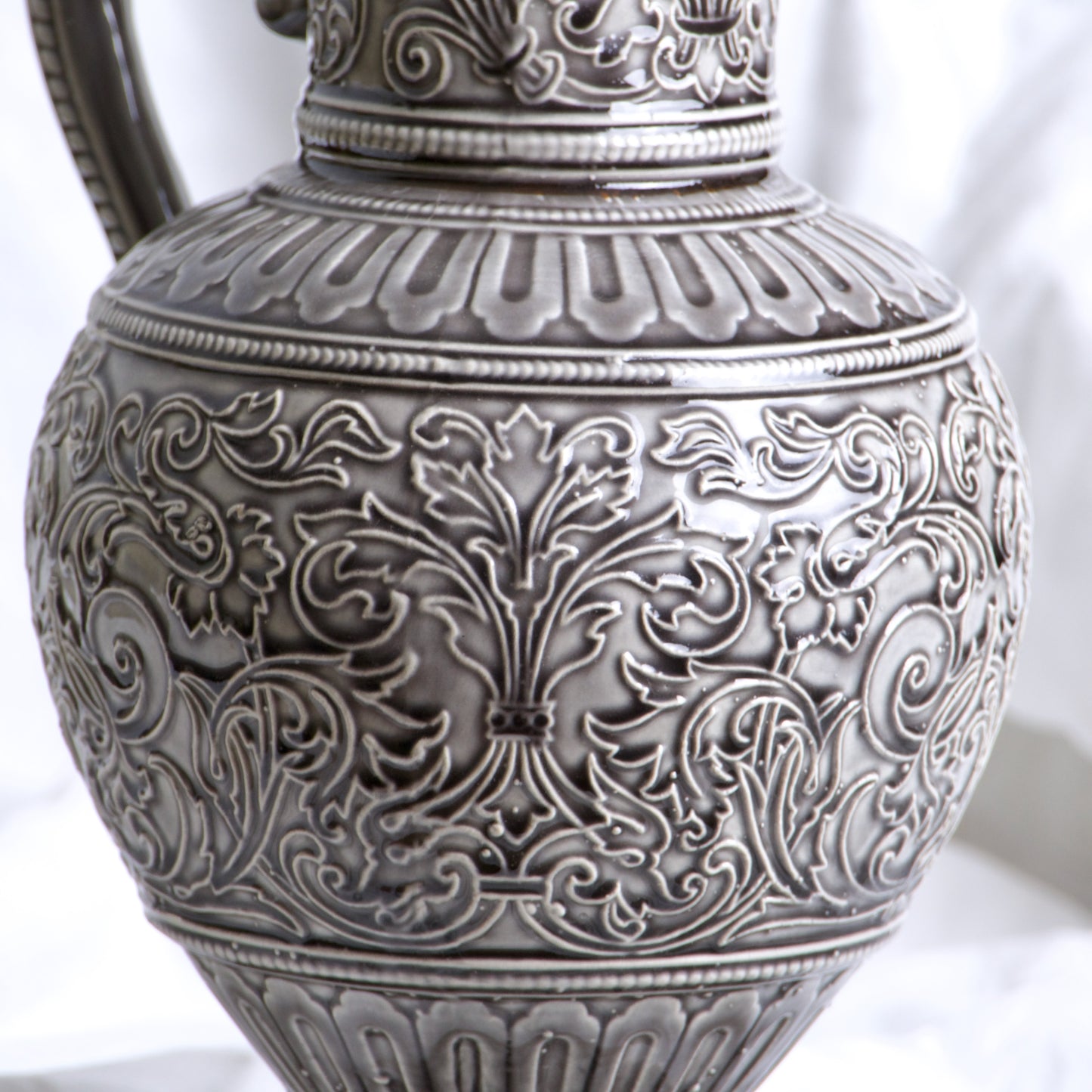 Très grande carafe de 1840 en barbotine arabesques et tête d'homme