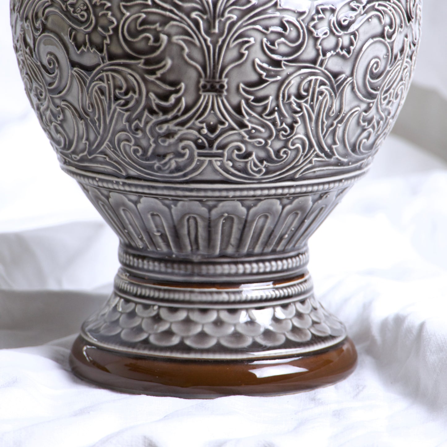 Très grande carafe de 1840 en barbotine arabesques et tête d'homme