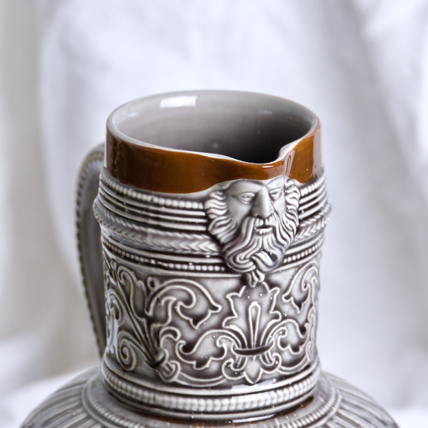 Très grande carafe de 1840 en barbotine arabesques et tête d'homme