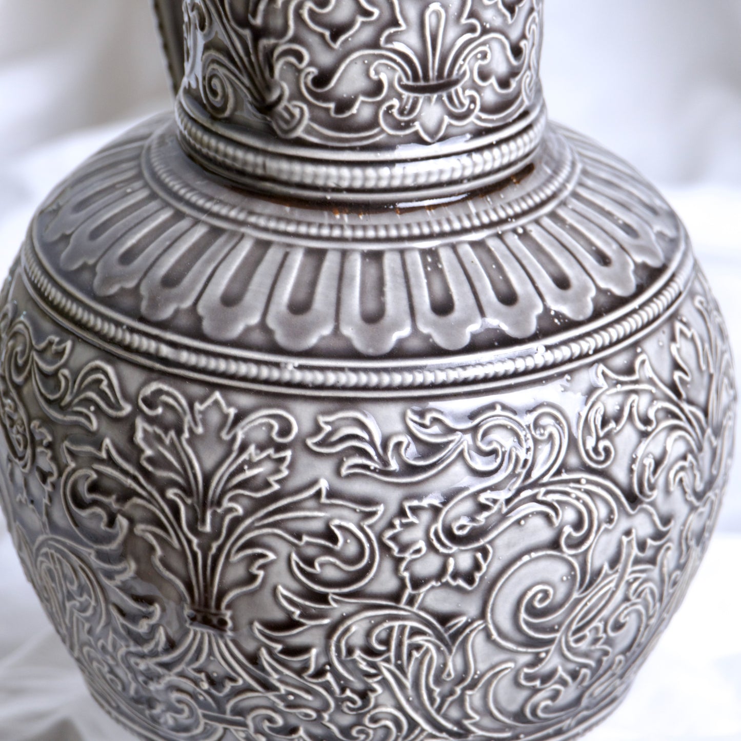 Très grande carafe de 1840 en barbotine arabesques et tête d'homme