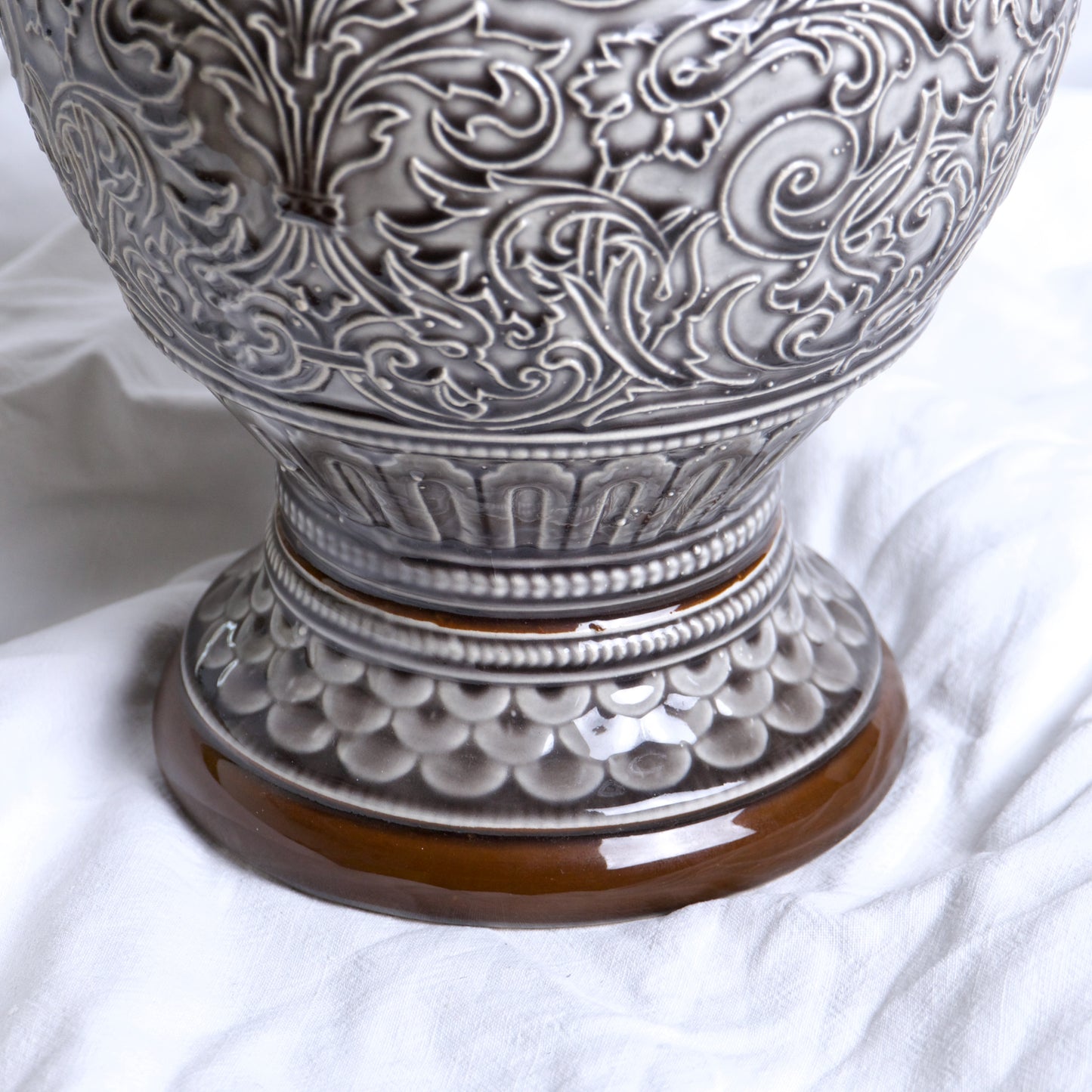 Très grande carafe de 1840 en barbotine arabesques et tête d'homme