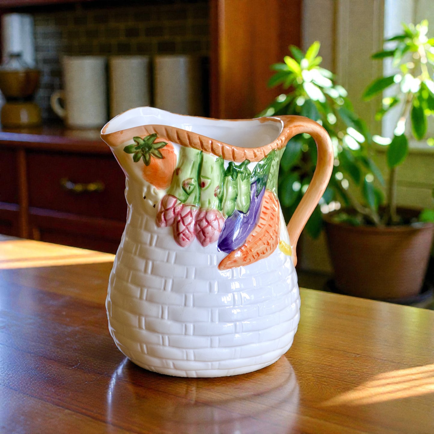Carafe en barbotine relief panier de légumes