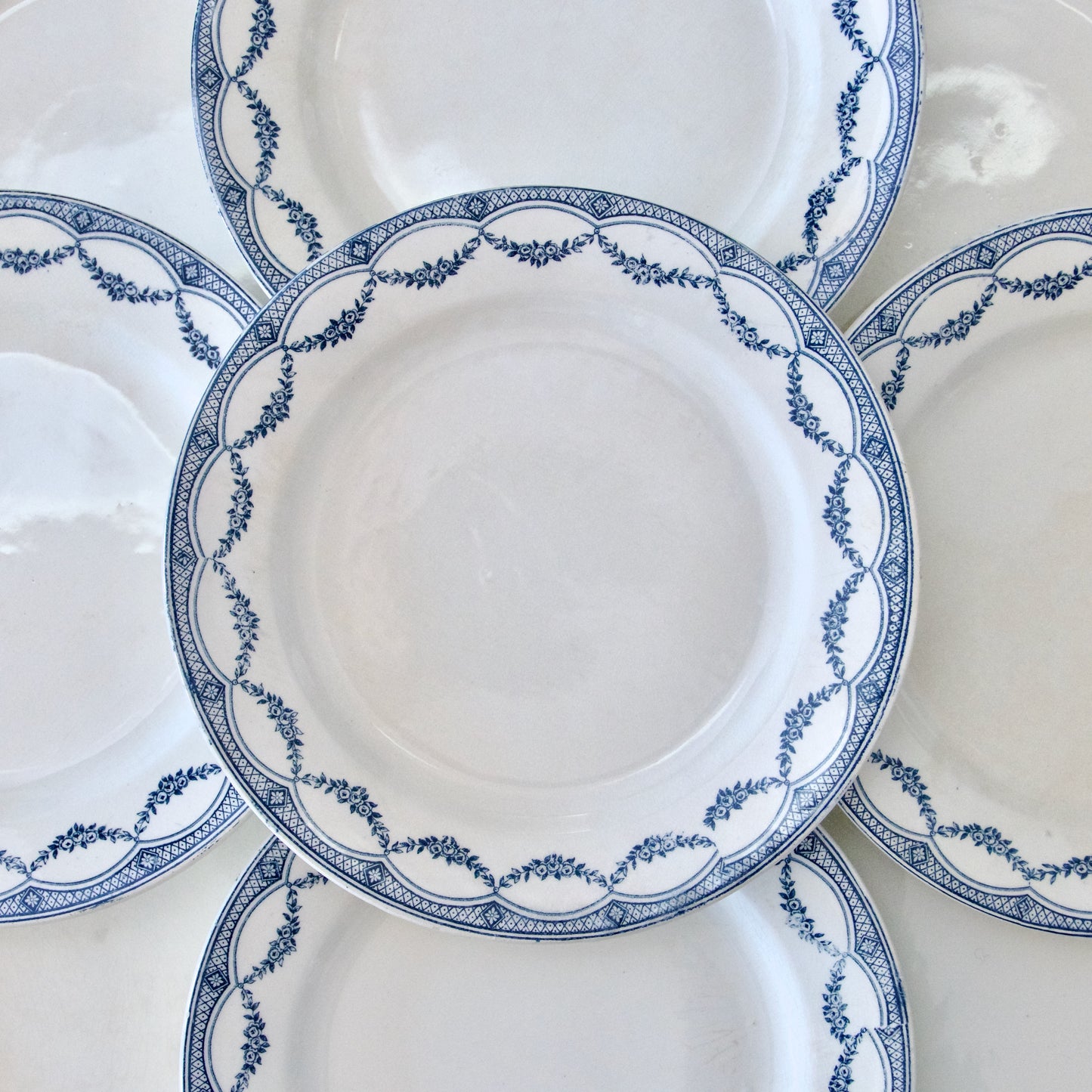 9 assiettes plates anciennes, Salins "Petit Trianon" - terre de fer