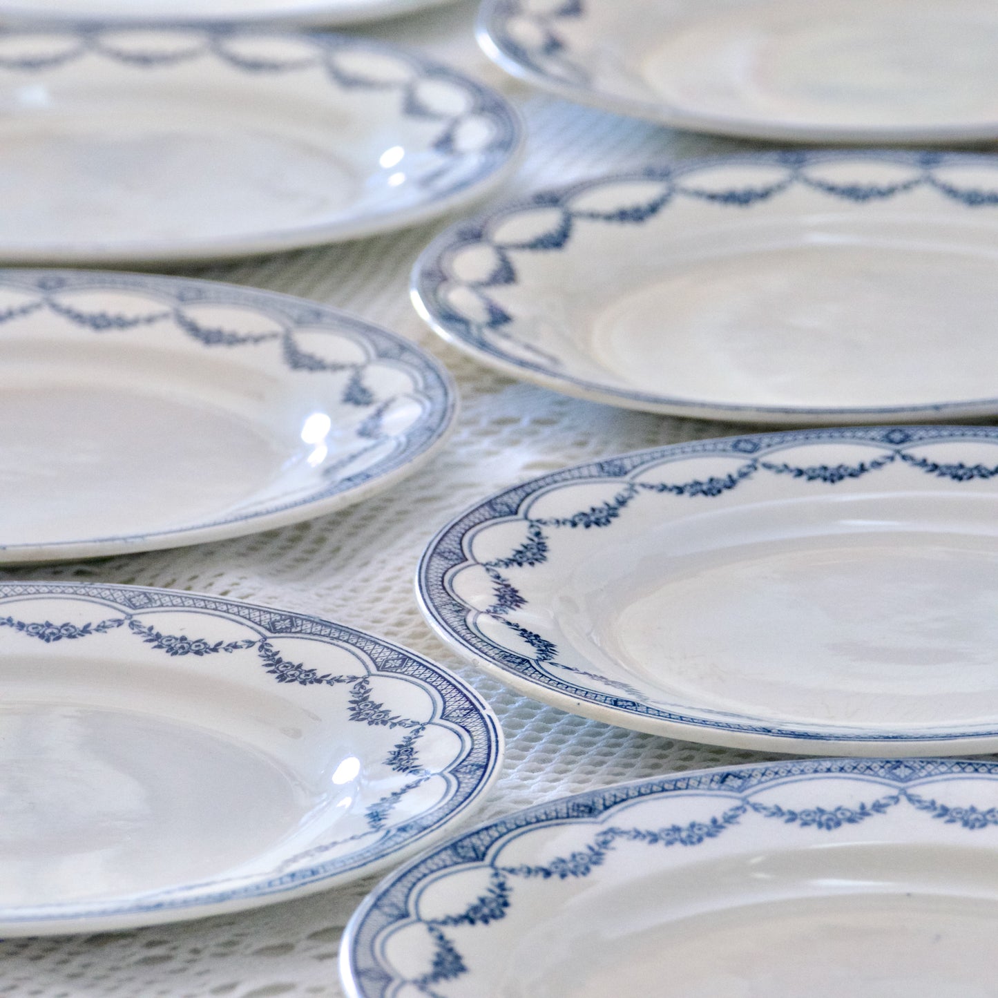 9 assiettes plates anciennes, Salins "Petit Trianon" - terre de fer