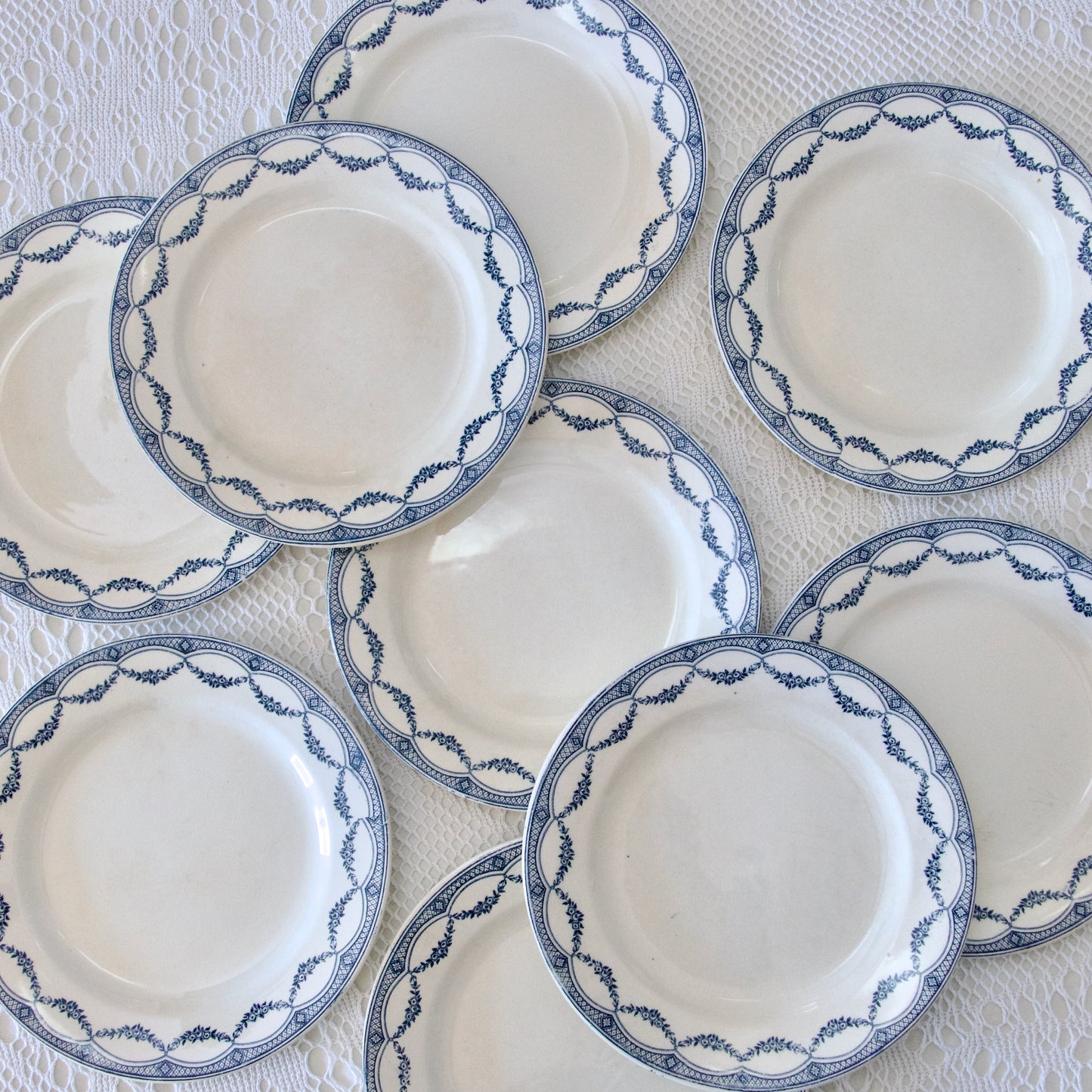 9 assiettes plates anciennes, Salins "Petit Trianon" - terre de fer