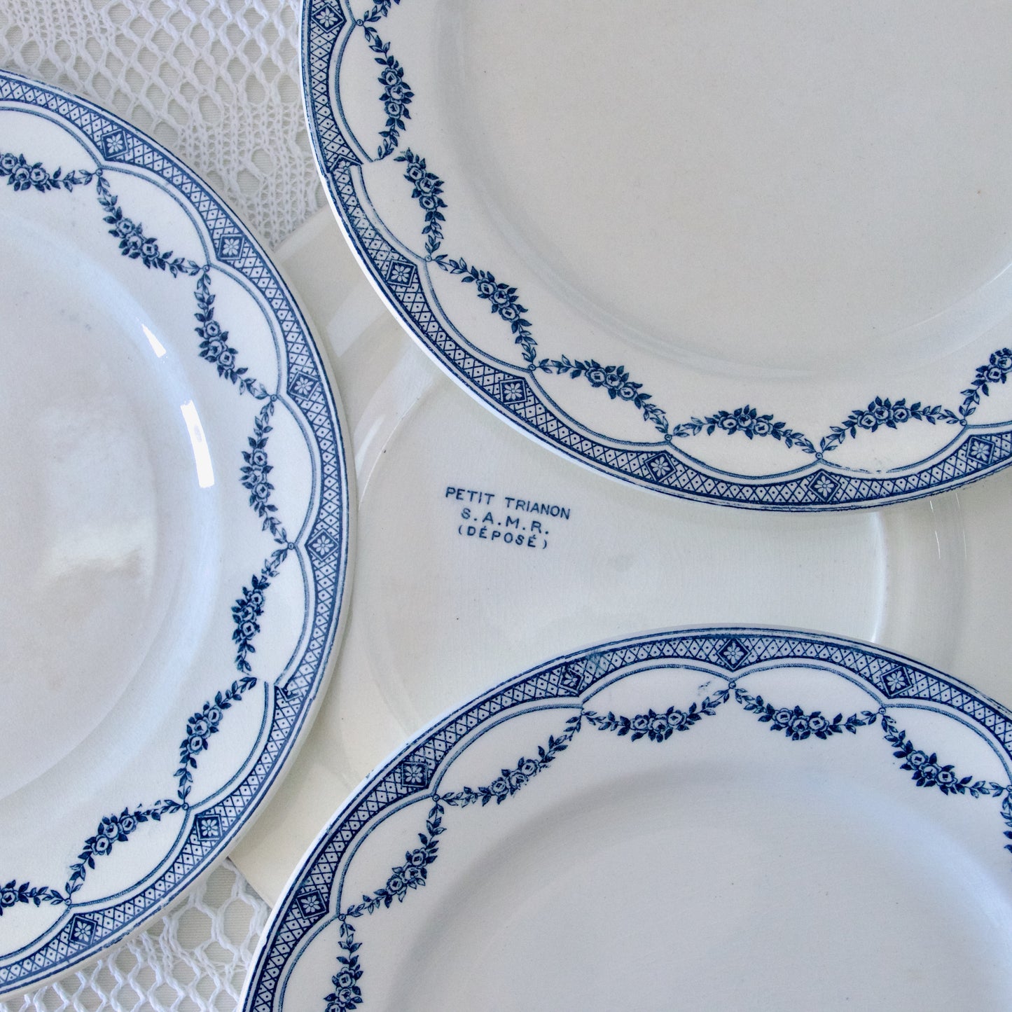 9 assiettes plates anciennes, Salins "Petit Trianon" - terre de fer
