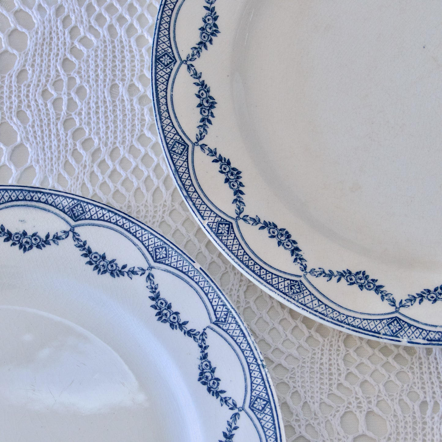 9 assiettes plates anciennes, Salins "Petit Trianon" - terre de fer