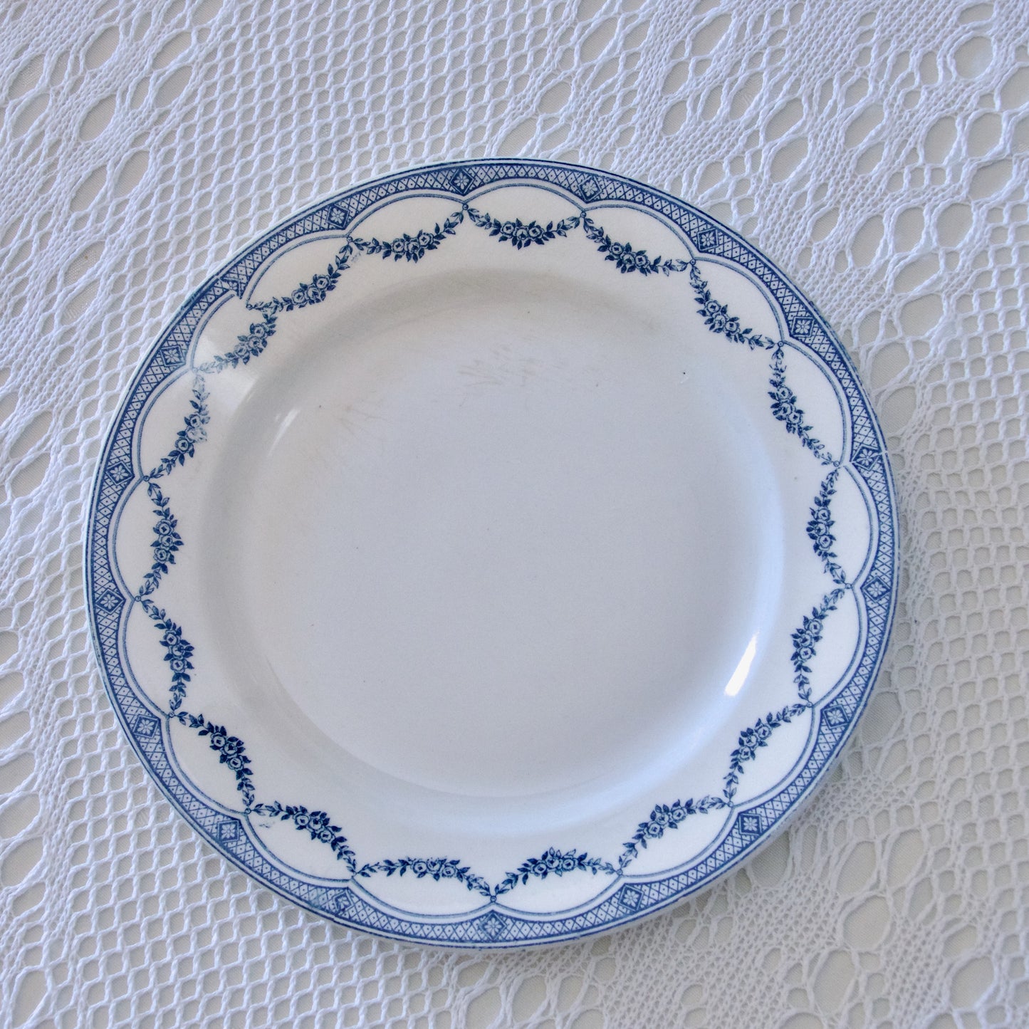 9 assiettes plates anciennes, Salins "Petit Trianon" - terre de fer