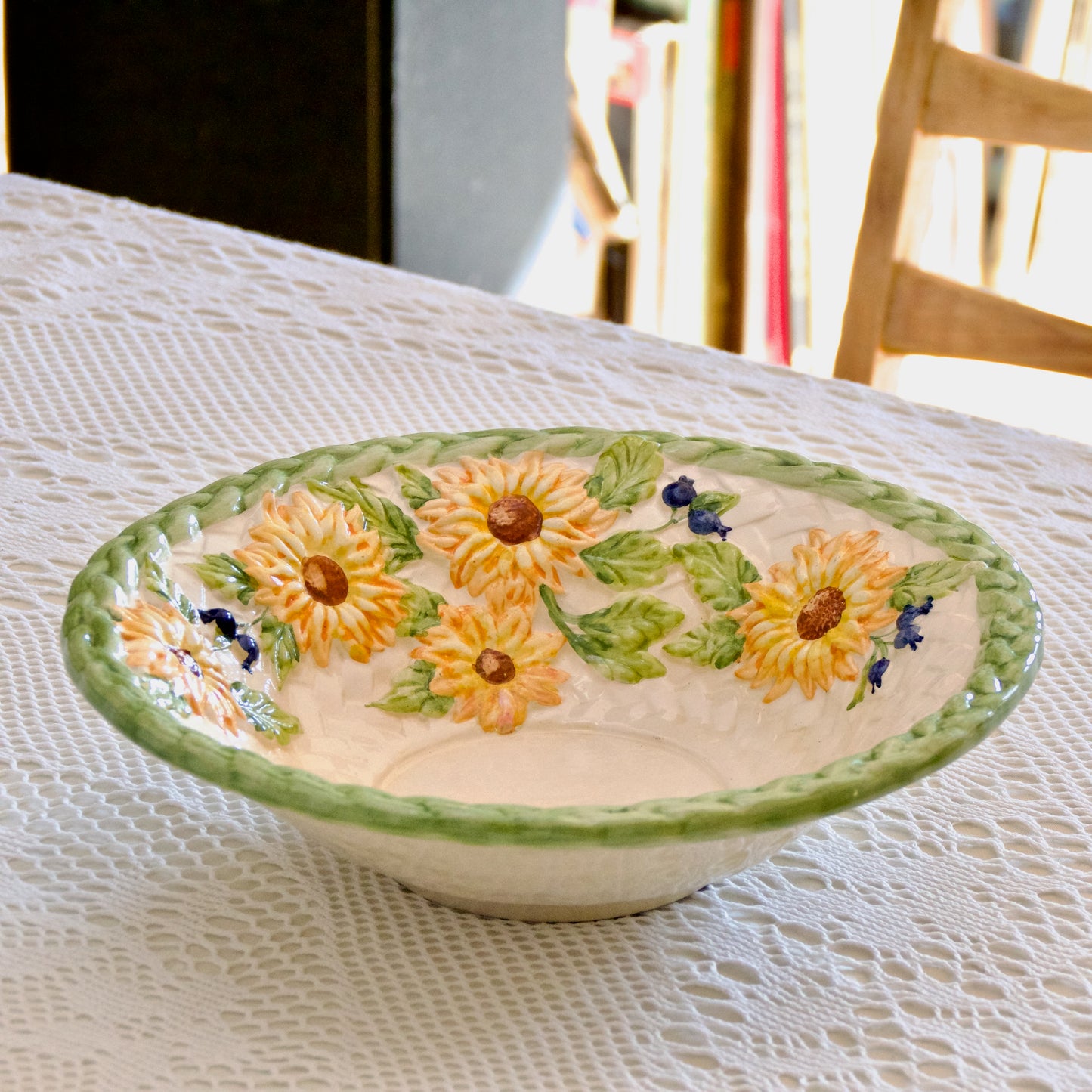 Grand saladier en barbotine tournesol peint à la main