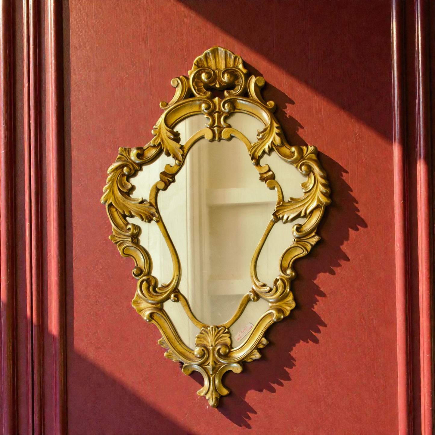 Miroir coquille à parcloses en bois doré à la feuille d'or