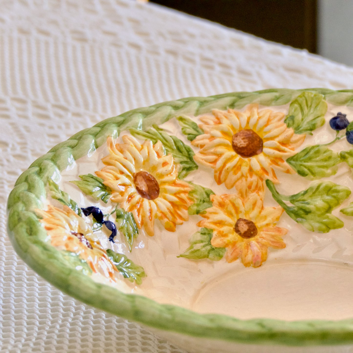 Grand saladier en barbotine tournesol peint à la main