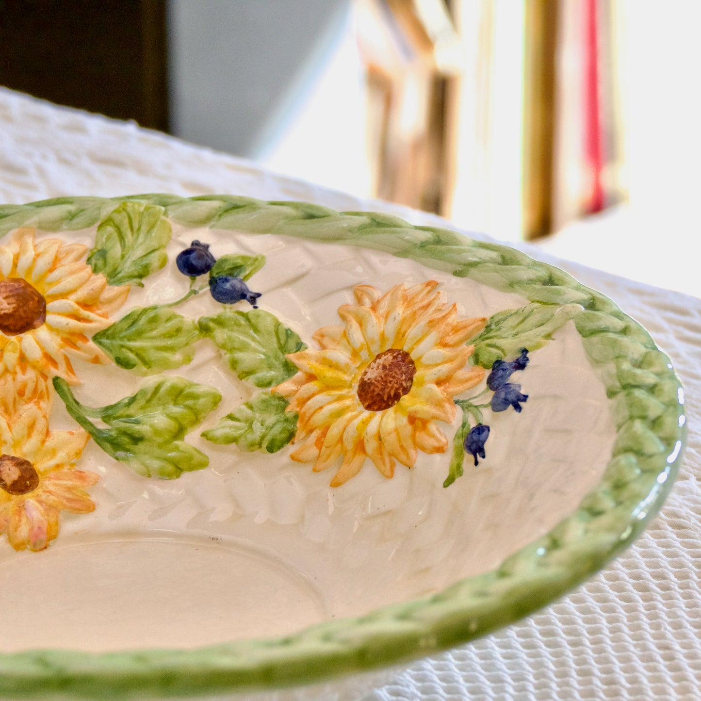 Grand saladier en barbotine tournesol peint à la main
