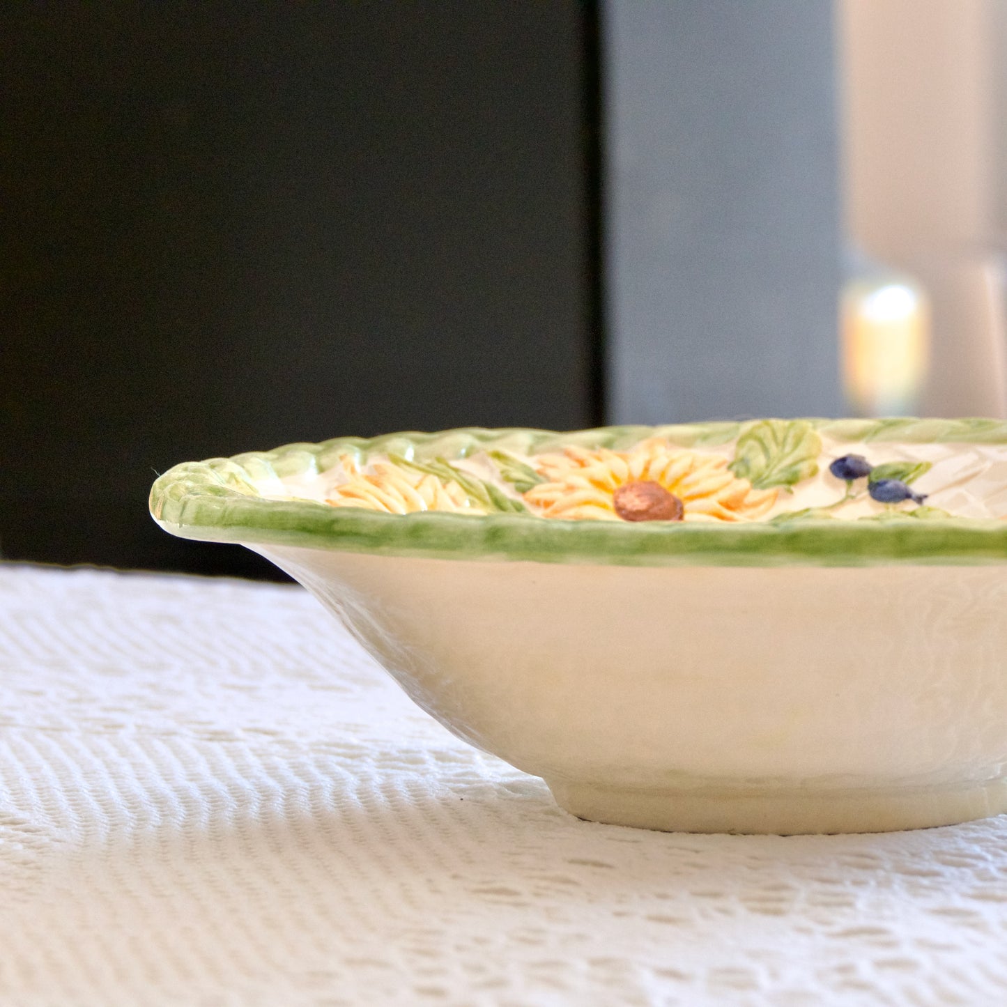 Grand saladier en barbotine tournesol peint à la main