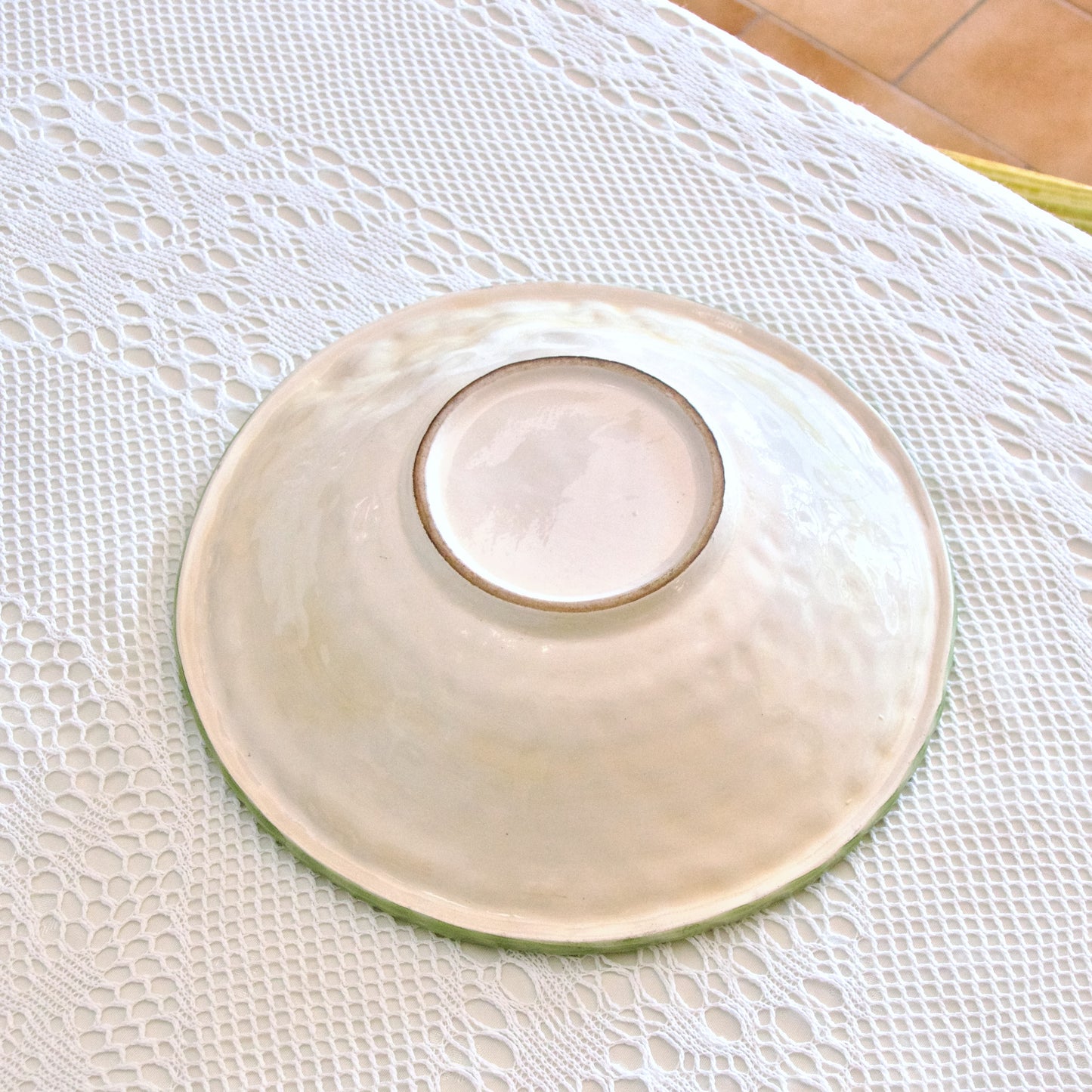 Grand saladier en barbotine tournesol peint à la main