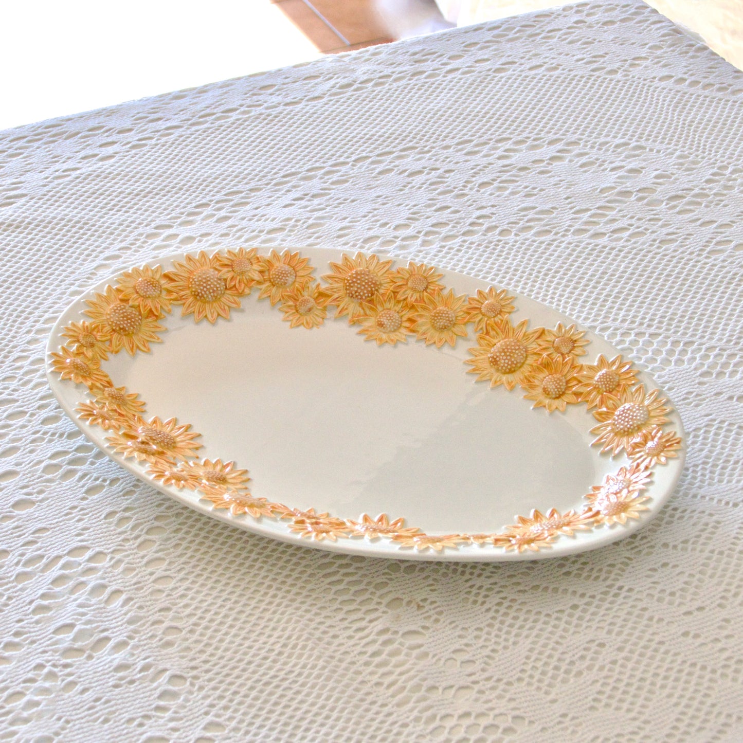Très grand plat ovale barbotine tournesol peint main