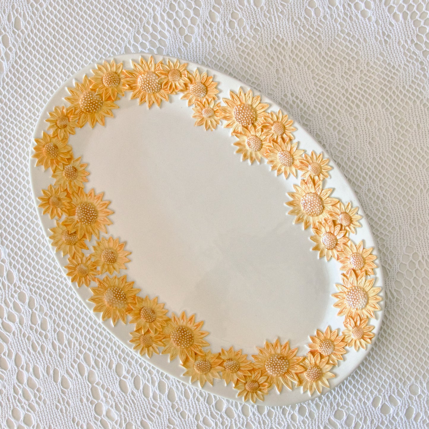 Très grand plat ovale barbotine tournesol peint main