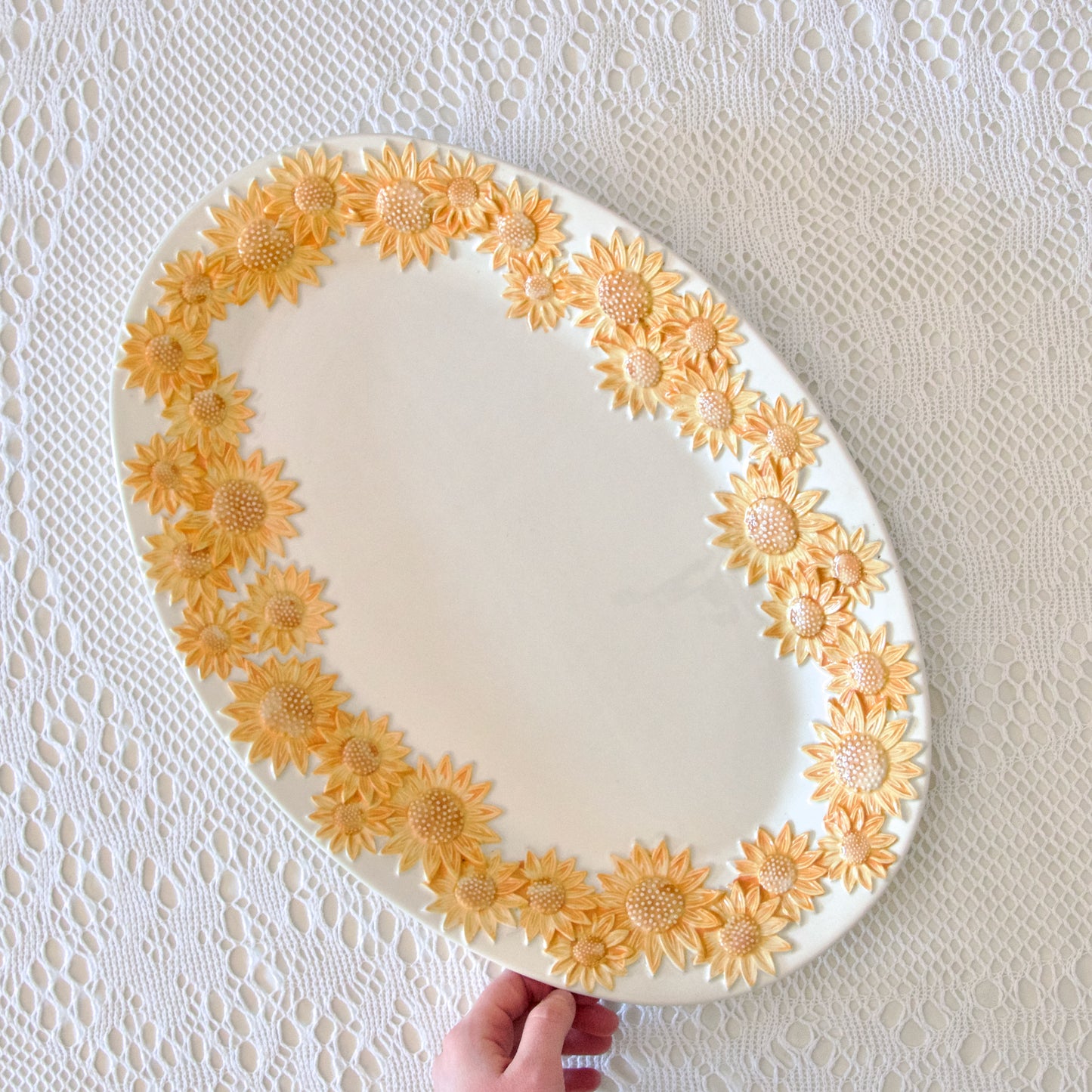 Très grand plat ovale barbotine tournesol peint main