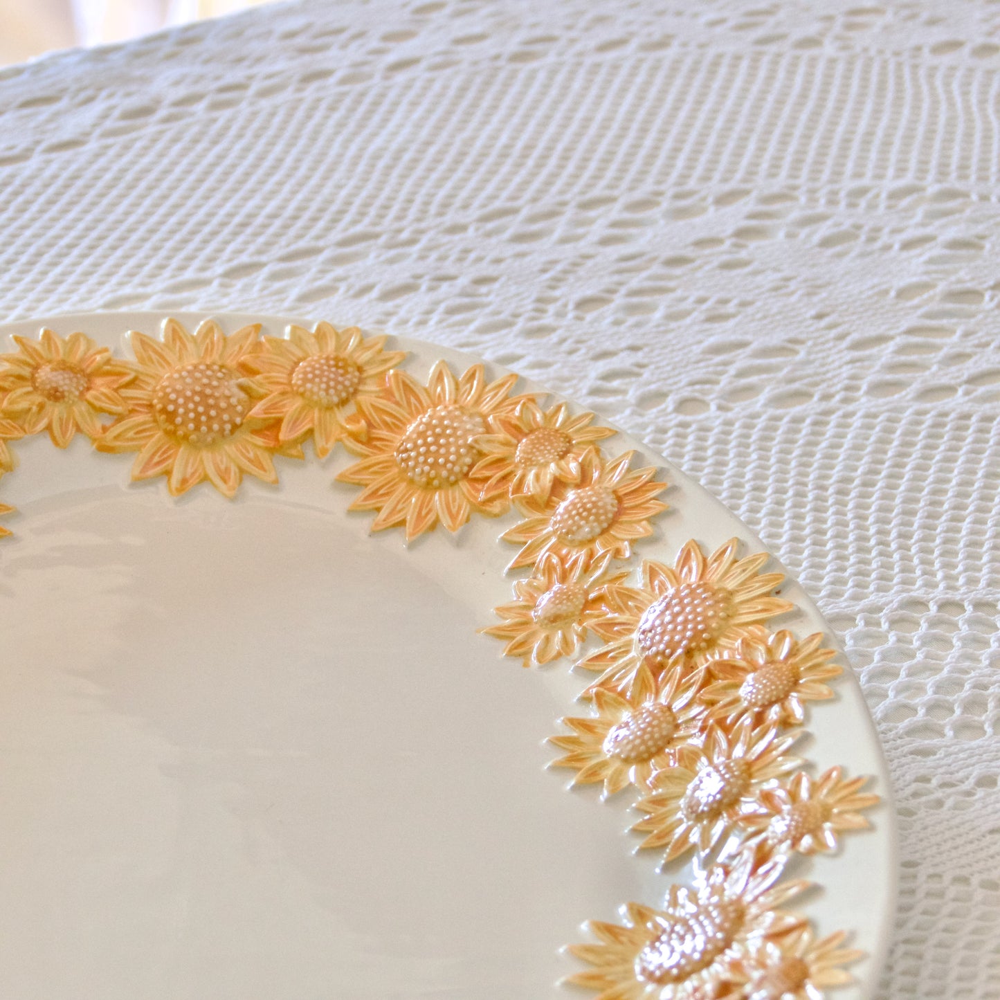 Très grand plat ovale barbotine tournesol peint main