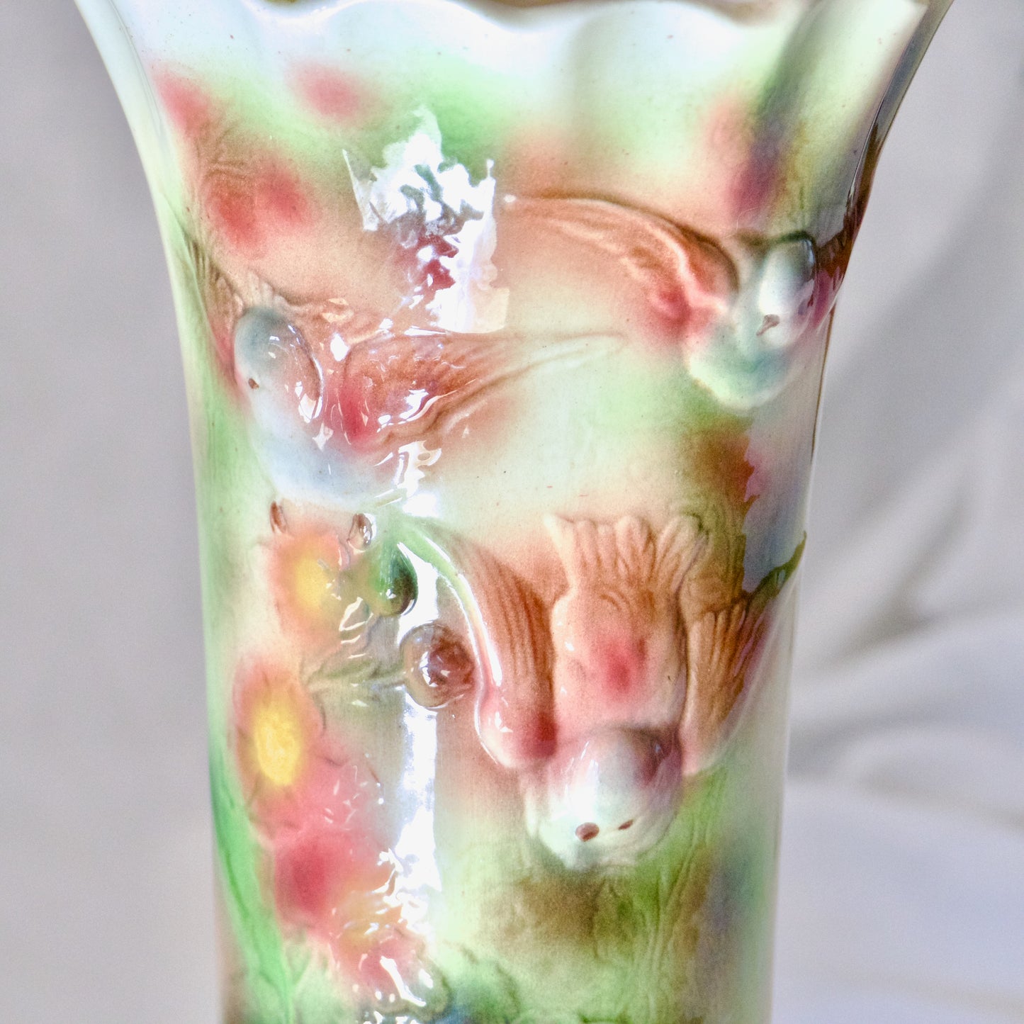 Vase rouleau Saint Clément en barbotine oiseaux