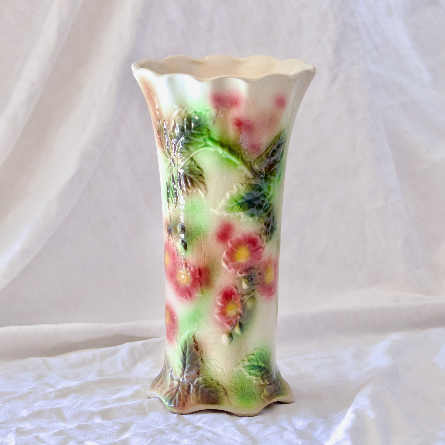 Vase rouleau Saint Clément en barbotine oiseaux