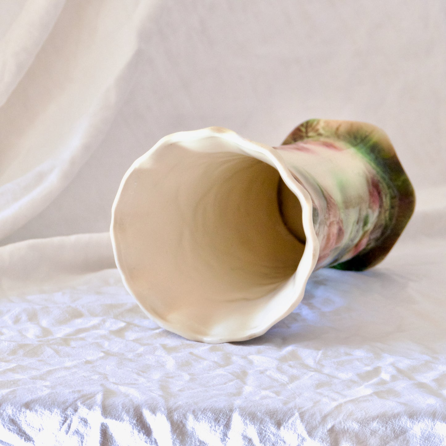 Vase rouleau Saint Clément en barbotine oiseaux