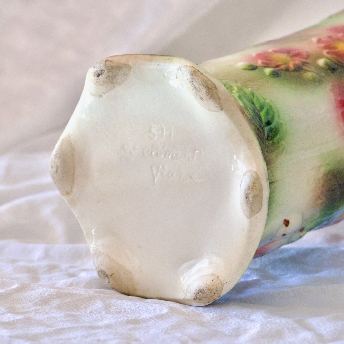 Vase rouleau Saint Clément en barbotine oiseaux