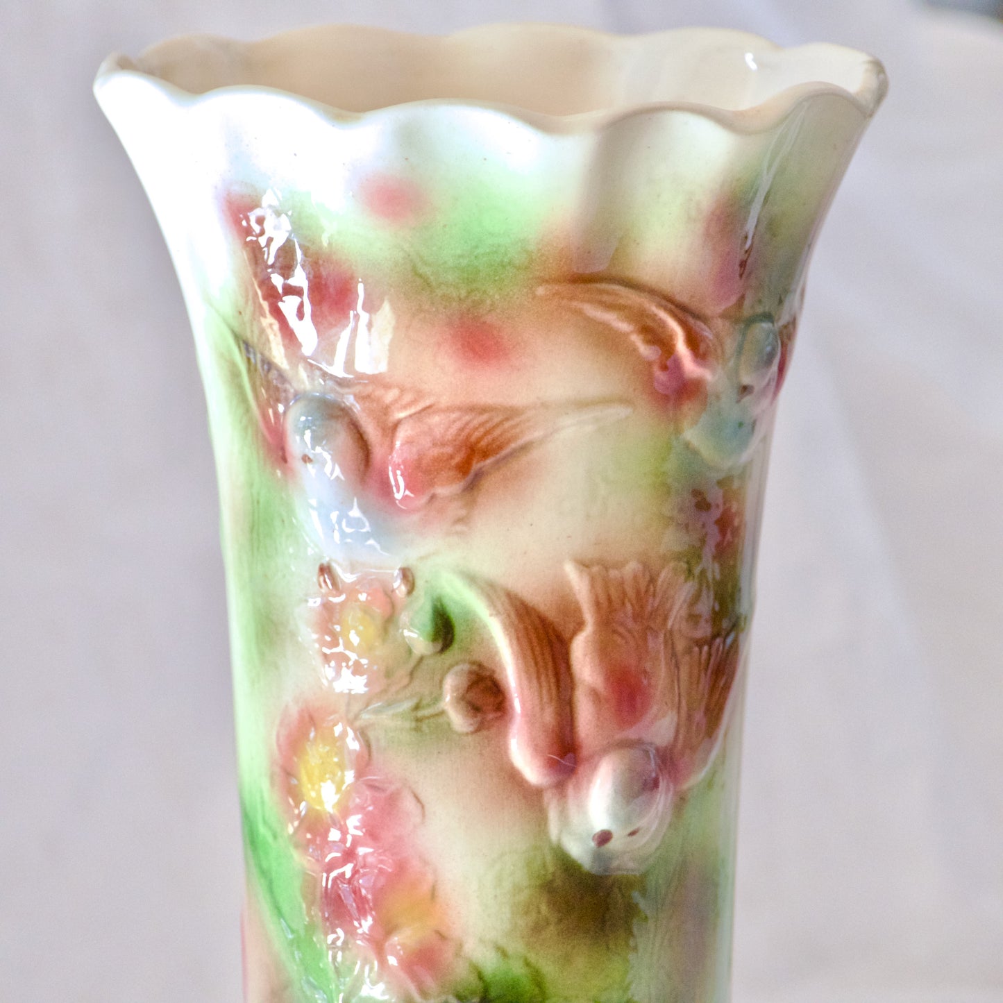 Vase rouleau Saint Clément en barbotine oiseaux