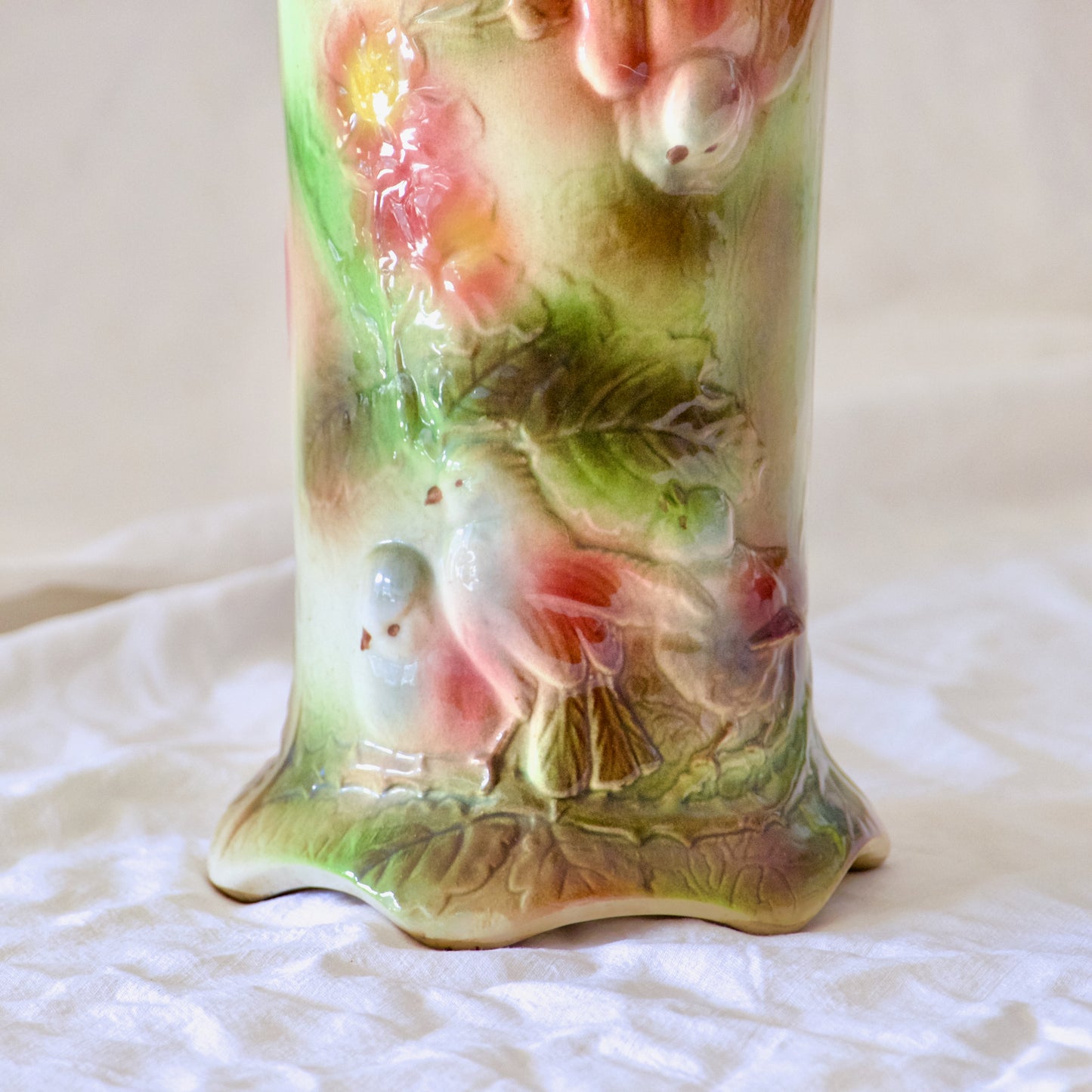 Vase rouleau Saint Clément en barbotine oiseaux