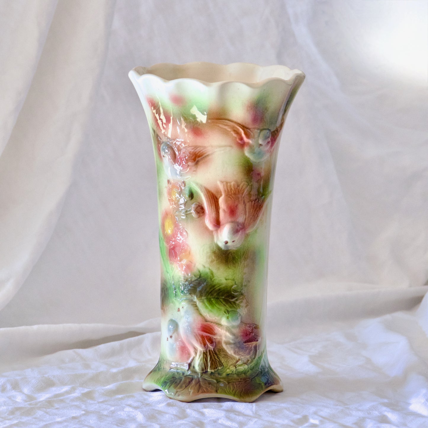 Vase rouleau Saint Clément en barbotine oiseaux